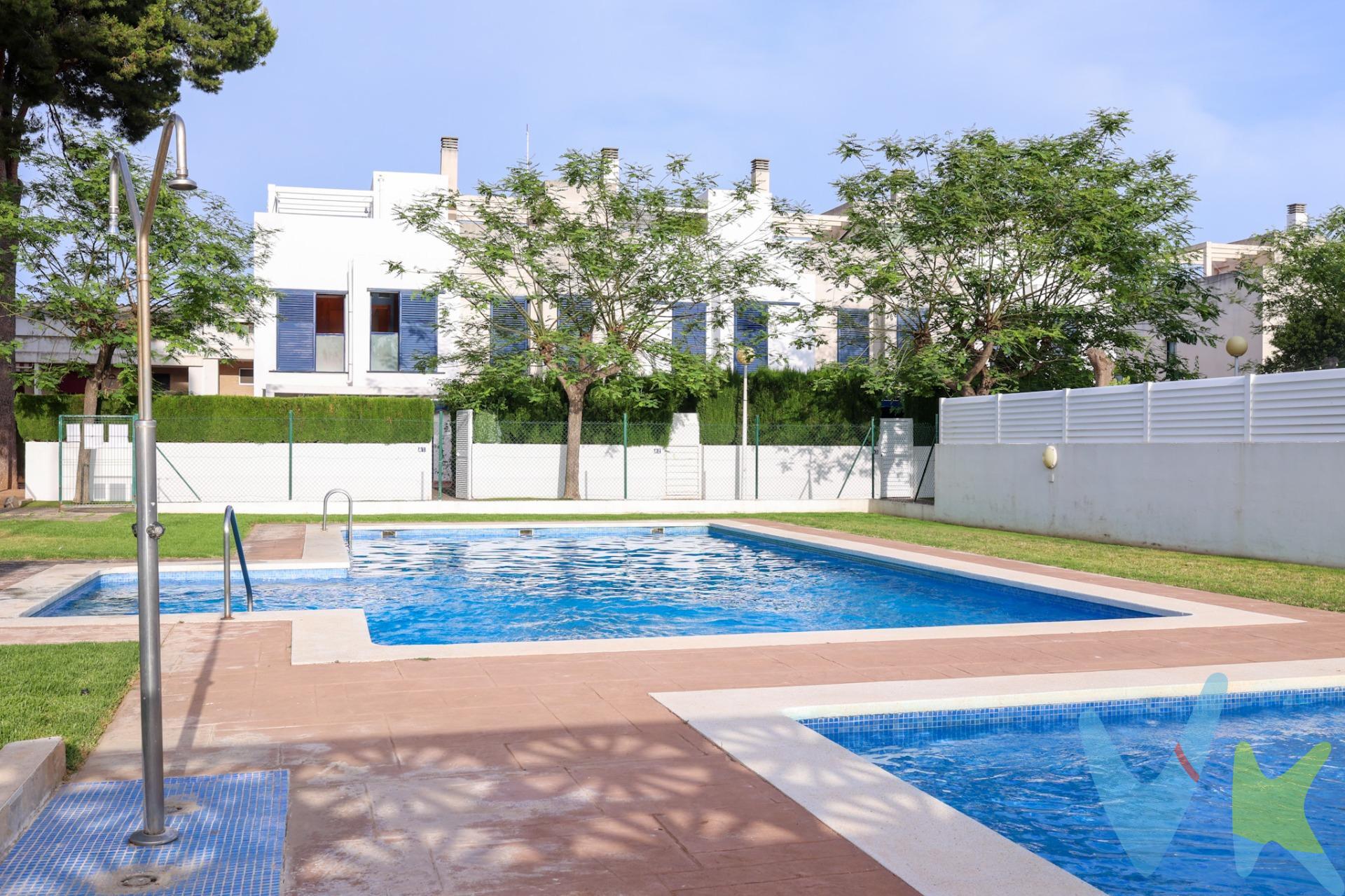 Situada a solo 800m de la playa de la Concha y del centro del pueblo. Zona tranquila y bonito residencial. Se trata de una vivienda de dos plantas con un diseño arquitectónico moderno y funcional. Al ser esquinera, dispone de amplios espacios exteriores, ideales para disfrutar del aire libre y organizar actividades con amigos y familiares. En la planta baja nos encontramos con un salón-comedor, una habitación doble, un aseo, una amplia cocina y una zona destinada a terraza y jardín con un cuarto trastero con barbacoa. La primera planta esta distribuida en dos habitaciones con armarios armarios empotrados, un baño completo con plato de ducha y habitación principal con baño incorporado, todas las estancias con ventanas para garantizar la ventilación y la luz natural. Y por último nos encontramos con una terraza solarium donde podrás disfrutar de las noches más calurosas del verano y sus agradables vistas. Además cuenta con plaza de garaje para la tranquilad y seguridad de tu vehículo y piscina comunitaria. Cuenta con todas las comodidades necesarias para una vida cómoda. ¿Quieres conocer mejor esta propiedad?, no esperes y pide una visita. Los metros útiles son aproximados. Este inmueble es en exclusiva, con lo que le facilitamos cualquier información sobre la vivienda. Por este motivo, solicitamos no molesten al propietario, ocupantes de la propiedad, vecinos o conserje de la comunidad. . Muchas gracias por su comprensión. El precio indicado puede sufrir variaciones. En todos los casos los precios expuestos son más impuestos y gastos derivados de la transmisión del inmueble. 