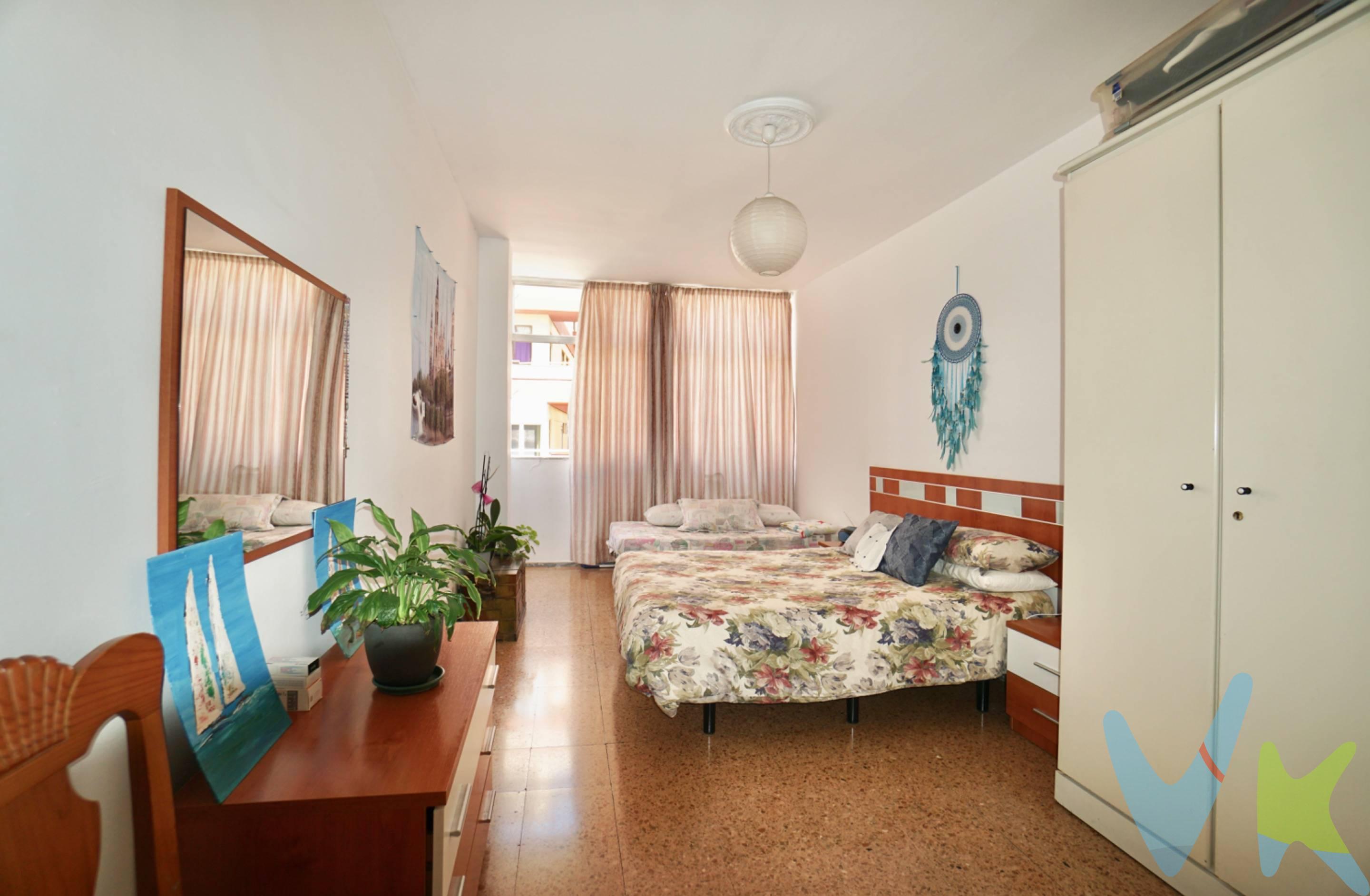 Oportunidad Inversores!!!. Esta propiedad está ubicada en una de las zonas más demandadas de la ciudad. Ofrece la comodidad de estar a un paso de todo. Dispone de una gran terraza perfecta para el descanso y el ocio, muy luminosa y ventilada, así como de un entorno lleno de vida y accesos a todos los servicios  esenciales. Características destacadas:. 4 habitaciones: 2 dobles y 2 sencillas. 2 baños completos. Acceso PMR, personas de movilidad reducida. Pensado para garantizar la comodidad de todos. Pequeña solana en la cocina para el lavado y almacenamiento. Acceso a principales servicios sin necesidad de coche: Restaurantes, supermercados, tiendas de todo tipo, transporte público, centros médicos y estéticos.. todo al alcance. . Este es el lugar ideal para quienes buscan una vivienda práctica y en una ubicación envidiable. A tan solo un par de metros del Corte inglés. . ¡No pierdas la oportunidad de visitarlo! Actualmente está rentando 1.002,32 €/ mes. El contrato finaliza en septiembre de 2027. Disponible para visitar. NOTA: ALGUNAS DE LAS IMÁGENES DIFERENCIADAS POR EL COLOR MÁS CÁLIDO, HAN SIDO CREADAS A MODO DE IDEA DE REFORMA ARTIFICIALMENTE. SIENDO ASÍ MERAMENTE INFORMATIVAS, NO REALES. Los gastos derivados de la compra venta no están incluídos en el precio.