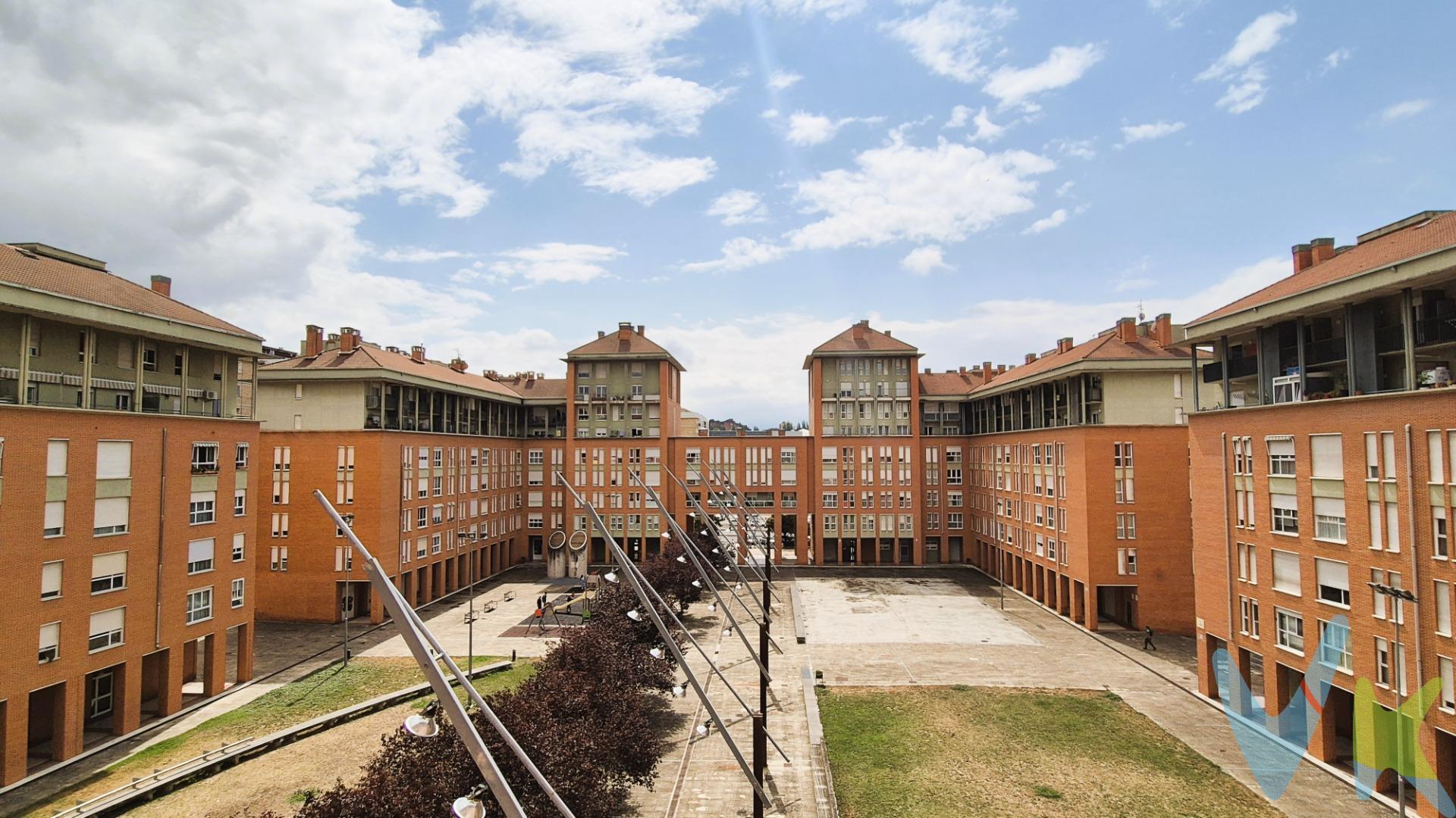 Este práctico apartamento de 2 dormitorios esta situado en una zona tranquila de San Jorge, la plaza Ortiz de Landazuri. Zona tranquila, pero al lado de todos los servicios, transporte y comercio que rodean el cruce de la Avda San Jorge y Avda. Navarra. El portal tiene doble acceso y carece de barreras arquitectónicas. muy cómodo. El piso tiene una altura ideal 4º de 5, doble orientación y unas preciosas vistas, centradas hacia la plaza al sur, y hacia los montes al norte. Está recién pintado y preparado para recibir tus muebles y entrar a vivir. Además tiene un práctico trastero en bajo cubierta y garaje en el sótano del edificio. Completo, cómodo, luminoso, soleado, con doble orientación, vistas  y para entrar a vivir. ¿Se puede pedir más?. Llama y ven a verlo. Que no se te escape. 