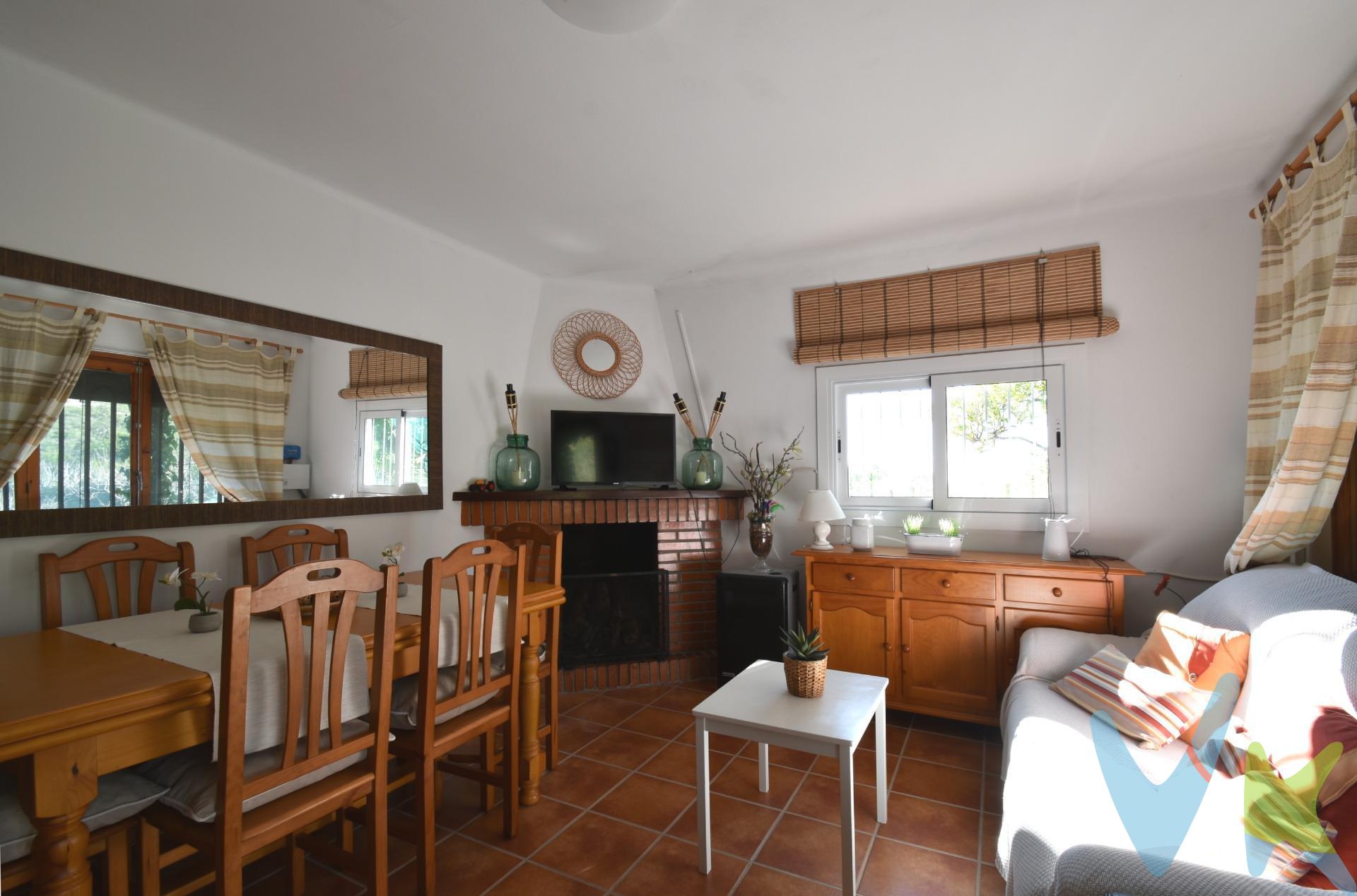 Bonita casa con magníficas vistas de montaña situada en zona rústica fuera del núcleo urbano, a 7km de la Ronda Ibérica y a 25 minutos en coche. La casa está distribuida en una sola planta orientada a cuatro vientos, con precioso jardín, piscina (con depuradora) y barbacoa. El terreno tiene un total de 1386m². La vivienda, impecable y con acabados de estilo rústico, desprende una gran calidez y es muy acogedora. Su distribución comprende de salón-comedor-cocina con chimenea, tres dormitorios, baño con plato de ducha y un precioso porche exterior. Almacén de 35m². Protegida con rejas y mosquiteras. Instalación eléctrica con placas solares, dos cisternas de agua 16.000l i 12.000l, dos depósitos de agua y bomba (no tiene agua corriente), suelos de gres rústico, acabados exteriores de madera. Con cédula de habitabilidad y certificado energético, totalmente preparada para vivir. El precio no incluye impuestos (ITP, IVA y AJD), ni los gastos de notario ni los de registro.