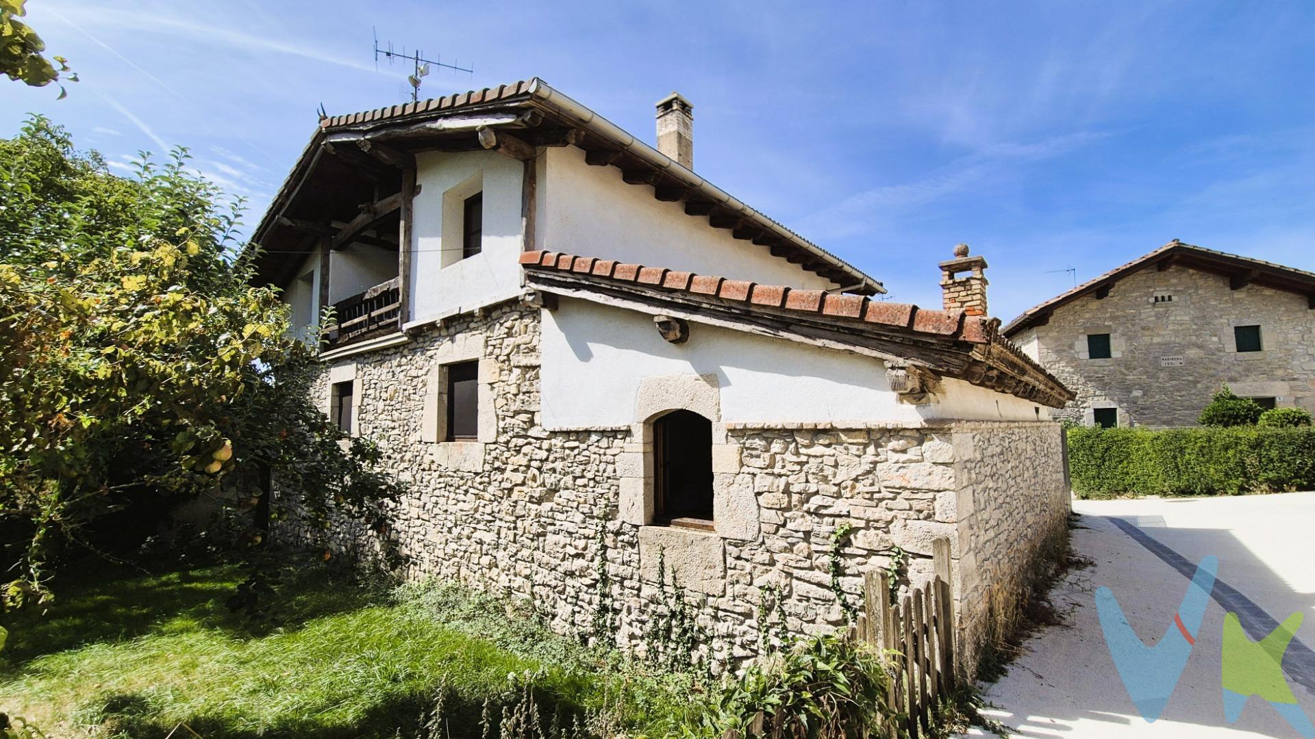 La carretera acaba en el pueblo y el pueblo en la casa. Y después monte y bosque. Un pequeño pueblo lleno de paz y tranquilidad, y en este caso no es una manida expresión literaria. Puede sonar algo remoto, pero esta propiedad, está a sólo13 km de la capital. Sobre los cimientos de una antigua construcción de piedra, se levantó con mimo y dedicación, por manos expertas en el manejo de los materiales ancestrales, esta casa difícil de describir y fácil de intuir. Hay que verla. Se compone de 2 viviendas segregadas, física y registralmente, 2 apartamentos en planta baja y primera completamente dotados. Que se pueden unir fácilmente si así se prefiere. Frente a la casa un soleado patio de más de 100m2 . Y en el semisótano un gran espacio de más de 160m2 para garaje, cuarto de calderas, almacén.. Y a escasos metros de la casa una antigua huerta convertida en jardín secreto, un espacio para el disfrute, de camino al impresionante lavadero, orgullo de la localidad y al monte que invita al paseo. Una completa y versátil propiedad, que se vende completa y  que aporta todas las posibilidades. ¡Llámanos! te daremos todos los detalles. Y si te convence sólo tendrás que esperar un poco para disfrutarla. Se entregará previsiblemente en la primavera de 2027. 