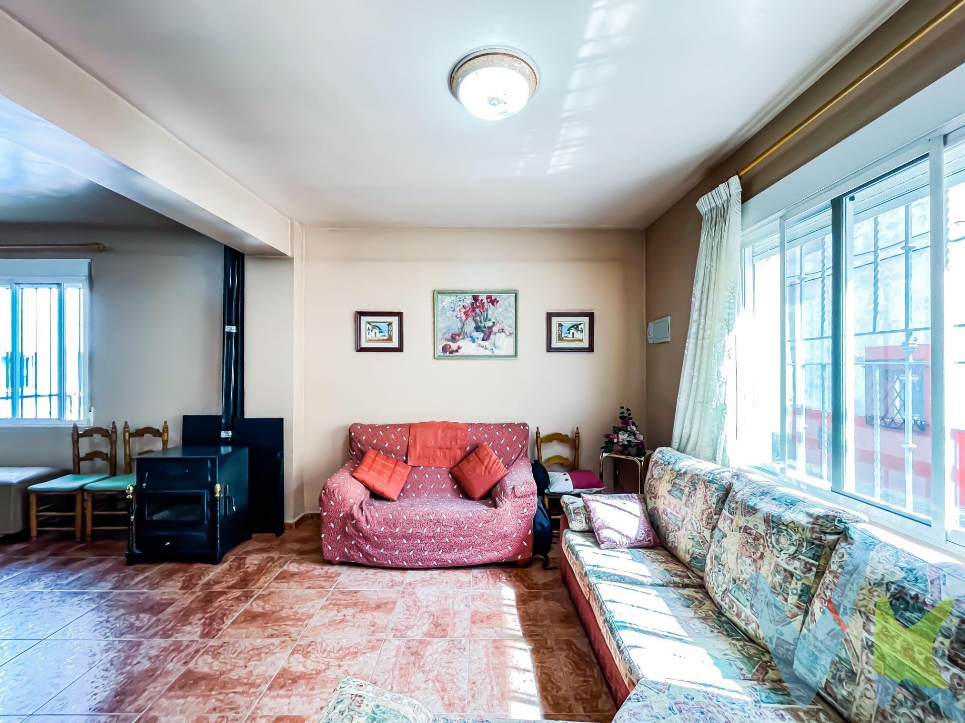 ¿Buscas una casa de campo reformada en un lugar tranquilo para vivir o pasar tus fines de semana? Esta es tu oportunidad. Bonita y cómoda casa de pueblo reformada de 168 metros cuadrados según catastro ubicada en la pedanía de Roma en Requena, esta vivienda esta dividida en dos plantas de 75 metros cada una distribuidas de la siguiente manera:. Planta principal a pie de calle encontramos un amplio salón comedor que hará las delicias de toda la familia por su amplitud, coronado por una chimenea de hierro fundido alimentada por leña, al fondo una cocina con dos espacios totalmente determinados, uno para comer o cenar y el otro la típica cocina de antaño donde preparar tus mejores guisos. Junto a la cocina encontramos un pequeño espacio estilo taller de 18 metros muy práctico para usarlo como leñera, almacén o alacena, sin olvidar un baño completo en esta planta. . Segunda planta, subiendo por unas amplias escaleras la planta superior o de descanso donde podemos encontrar 4 habitaciones, 3 de ellas dobles y una sencilla muy útil para familias numerosas y otro baño completo grande para mas comodidad. Casa ubicada en el centro de Roma a 8 minutos de Requena a 5 min de San Antonio y a 15 min de Utiel donde podremos encontrar todos los servicios de supermercados, bares, restaurantes, hospitales estación del AVE etc…. Zona de denominación de origen para el embutido, el buen vino y cavas de la zona. La descripción del presente inmueble e imágenes tienen mero carácter informativo y en ningún caso carácter contractual, pudiendo ser modificados por la inmobiliaria comercializadora sin que ello implique responsabilidad alguna frente a terceros. En el precio de venta a público, esta propiedad NO incluye los gastos de adquisición (Notario, registro, gestión, honorarios, etc…). 