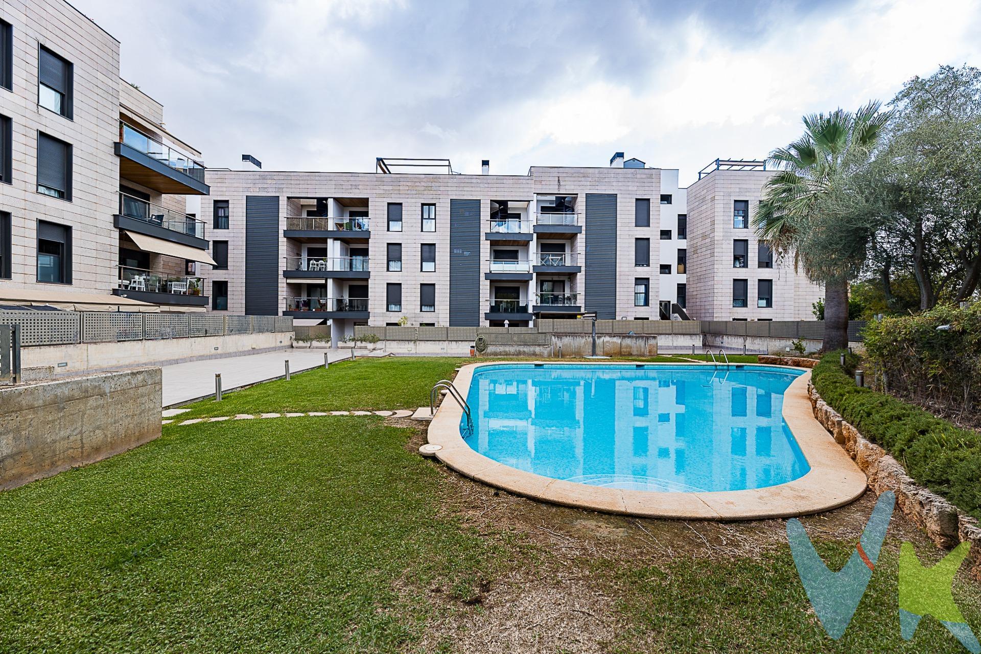 Ubicada en una zona residencial bien valorada por su entorno tranquilo y accesible, esta planta baja recientemente renovada ofrece una superficie construida de 115 m² y 88 m² útiles. La vivienda se distribuye en dos habitaciones dobles, dos baños completos, coladuría y una zona de día con acceso directo a una terraza privada de 30 m². Esta terraza, que incluye un porche de 8 m² y toldos motorizados, ha sido diseñada para disfrutar del espacio exterior durante todo el año. Además, la propiedad dispone de sistema de aire acondicionado por conductos. La propiedad se encuentra en una de las áreas más cuidadas dentro de Secar de la Real (Riskal), conocida por su planificación urbana, zonas verdes y ambiente familiar El complejo residencial cuenta con piscina comunitaria. Estas prestaciones complementan la funcionalidad del espacio interior y ofrecen un valor añadido al conjunto. En los alrededores se encuentran zonas verdes, espacios infantiles, hospitales, centros educativos de referencia y centros comerciales. La conexión con el resto de la ciudad es fluida tanto en vehículo privado como mediante transporte público. Aparcamiento y trastero opcional (23.000€) . Para más información o para concertar una visita, no dudes en ponerte en contacto con nosotros. **El ITP (Impuesto de Transmisiones Patrimoniales) será a cargo del comprador. *Este inmueble se comercializa mediante el sistema VentaPlus de ABSI (Agrupación Balear de Servicios Inmobiliarios) y Ia agencia comercializadora ha supervisado Ia documentación necesaria para Ia compraventa".