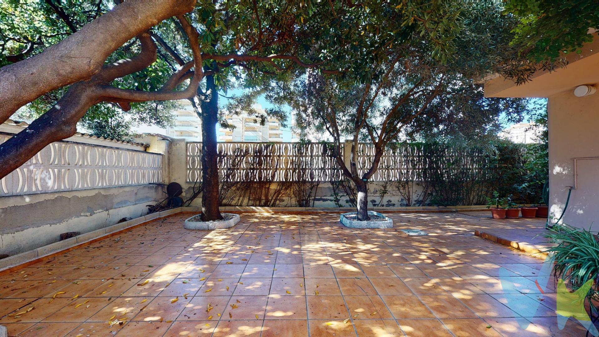 Sumérgete en la experiencia de vivir en una casa privilegiada en la codiciada playa de Xeraco, considerada la mejor valorada de la provincia de Valencia. Esta villa espectacular, situada prácticamente en primera línea de mar, te ofrece una combinación perfecta de tranquilidad y fácil acceso por autovía desde cualquier punto. Características de la Propiedad:. - Parcela y Construcción: La propiedad cuenta con una parcela propia de 326 m² y una superficie construida de 279 m² distribuidos en tres plantas. - Vistas y Ubicación: Disfruta de vistas impresionantes al mar y la cercanía a las dunas, a tan solo cincuenta metros. - Planta Baja: Encontrarás un amplio garaje con capacidad para varios vehículos, un cuarto de lavandería y trastero, además de un jardín con zonas cubiertas y descubiertas. - Primera Planta: Relájate con vistas al mar desde las dos terrazas, una en el salón comedor y otra en la cocina. También hay un baño completo en esta planta. - Segunda Planta: Alberga cuatro dormitorios y otro baño completo. Dos de los dormitorios cuentan con terrazas privadas con vistas al mar. Esta propiedad no solo ofrece una calidad de vida excepcional, sino que también despierta la envidia y la admiración de quienes la ven. . ¡Contáctanos Ahora!. Si deseas ser tú quien disfrute de esta maravillosa villa, no esperes más. ¡Contacta con nosotros ahora mismo y haz de esta casa tu hogar!. La descripción del presente inmueble e imágenes tienen mero carácter informativo y en ningún caso carácter contractual, pudiendo ser modificados por la inmobiliaria comercializadora sin que ello implique responsabilidad alguna frente a terceros. En el precio de venta a público, esta propiedad NO incluye los gastos de adquisición (Notario, registro, gestión, honorarios, etc…).
