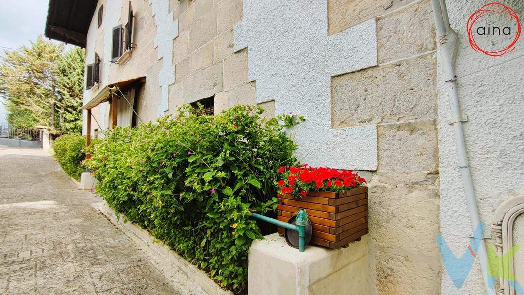 Puede resultar algo intimidante el tamaño de esta impresionante propiedad. Los más de 1000m2 construidos de esta antigua venta a escasos 20 km de Pamplona, dirección San Sebastián, podrían hacer desistir a cualquiera del privilegio de poder adquirirla. .Pero cuando acabes de conocerla todo temor desaparecerá. .La casa del siglo XIX, está enclavada en una gran parcela a la orilla de la carretera y con acceso inmediato al AP15. Ideal para acceso a Guipuzcoa o Álava. .La parcela está trabajada y cuidada y se compone de acceso pavimentado, jardín y huerta en más de 1400m2El edificio principal es soberbio a modo de caserío tradicional y está totalmente reformado: Desde el magnífico porton principal hasta la cubierta. La vivienda de unos 300m2 está en la planta principal, todo en una planta, se accede a ella a través de una impresionante escalinata de roble y asemejando un claustro las estancias la rodean en todas direcciónes: Amplios dormitorios, salón con chimenea, inmensa cocina comedor con acceso a la terraza y 2 baños y un aseo completan la sencilla distribución. .La planta baja está prácticamente diáfana excepto el Zaguán empedrado que da acceso a la escalera, una habitación de buen tamaño y las antiguas cuadras. .También en esta planta tenemos el cuarto de calderas, despensa y un práctico aseoLa planta de bajo cubierta es diáfana abuhardillada con gran altura y la madera a la vista, un espacio impresionante para darle el uso que se necesite. .Además del edificio principal en el lateral tenemos un añadido de 2 plantas. En la planta baja está el enorme garaje y en la planta primera, una zona para reformar con muchas posibilidades y con acceso directo desde la planta baja, la primera y la terraza. . No te preocupes por la climatización. En la cubierta se han colocado placas solares y la caldera es de aerotermia una inversión que te ahorras y que te asegura estar confortable con bajo coste. Ya desaparecieron todos los temores. Llama para visitar esta gran propiedad seguro que te sorprenderá.