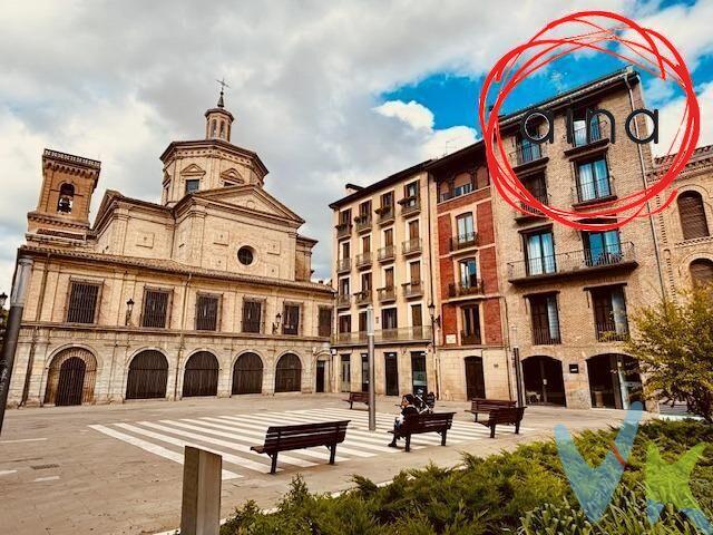 Descubre este espectacular estudio en pleno corazón del casco antiguo, ubicado en Rincón de la Aduana, en la emblemática calle San Francisco. Con una distribución moderna y actual, este espacio de doble altura es perfecto para quienes buscan un inmueble multifuncional, ideal y comodo. El estudio cuenta con dos estancias independientes, ademas de una sala que se integra a la perfección con la cocina americana y un baño elegante. La doble altura y las vigas vistas originales aportan un toque de carácter único, combinando historia y modernidad en un solo espacio. Amueblado con gusto y detalles contemporáneos, cada rincón está pensado para brindar confort y funcionalidad. Gracias a su diseño abierto y sus techos altos, el ambiente es luminoso y aireado, creando un lugar inspirador donde podrás disfrutar de tus momentos de relax o productividad. Ideal para quienes valoran el centro, rodeado de historia y comodidades, en un ambiente moderno y estilizado. ¡Tu espacio ideal en el corazón de la ciudad te espera!. NO tiene cédula de habitabilidad