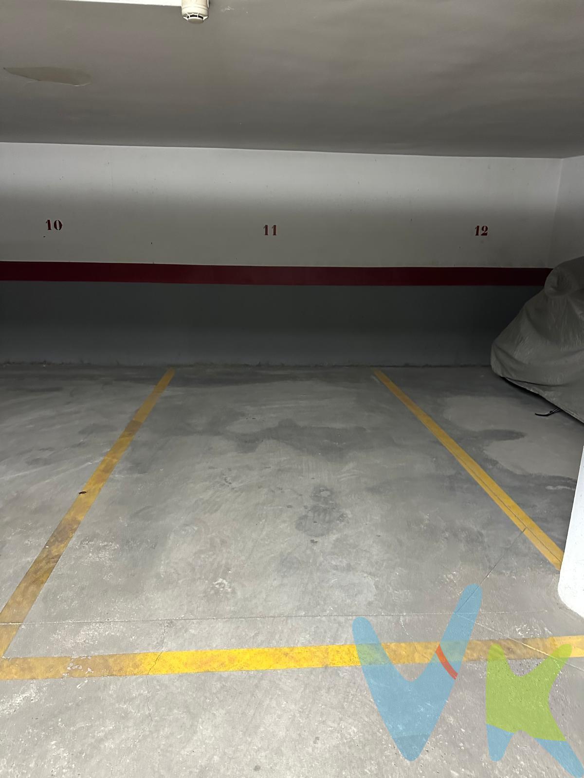 Se vende plaza de garaje en la zona de Cuesta del Matadero en el Edificio Chiclana hace esquina, ideal para dejar un coche o moto. Transparencia de precio, impuestos y honorarios: El precio publicado corresponde únicamente al precio de venta del inmueble y no incluye impuestos, gastos de compraventa ni honorarios a cargo del comprador. Impuestos: ITP o IVA + AJD (según la naturaleza de la transmisión). En Andalucía, en segundas transmisiones el ITP es 7 % con carácter general, pudiendo aplicarse tipos reducidos (6 % o 3,5 %) si se cumplen requisitos. Base del impuesto: con carácter general, la base será la mayor entre el precio declarado y el valor de referencia (según normativa aplicable). Gastos de compraventa: Notaría, Registro y, en su caso, Gestoría (desde 2.000 € orientativo, según operación). Honorarios comprador (no incluidos): 3 % + IVA, con mín. 3.500 € + IVA si precio < 115.000 €. Se informan y aceptan por escrito (hoja de encargo/servicios) antes de la visita y de cualquier gestión vinculada a la compra. Ficha informativa (Decreto 218/2005) a disposición del interesado. Fuentes oficiales: Información tributaria y valor de referencia disponible en Sedes Oficiales de la Junta de Andalucía y se facilitan a quien lo solicite. Exclusiva: Por mandato expreso del propietario, este inmueble se comercializa en exclusiva a través de la Inmobiliaria. Se ruega no contactar directamente con propiedad/ocupante/vecinos. 