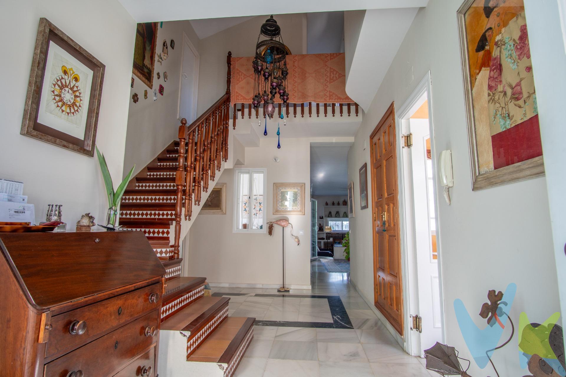Un hogar lleno de luz, calma y naturaleza en un enclave único. Te presentamos esta vivienda unifamiliar de 179 m² construidos sobre una parcela de 500 m², un hogar con alma donde cada espacio invita a disfrutar de la vida con más calma, más luz y más belleza. Desde el primer momento, esta casa transmite calidez. Su orientación sur y este permite que la luz natural acompañe cada estancia durante todo el día. El amplio salón-comedor, acogedor y luminoso, se abre al porche cubierto de 30 m², creando una conexión perfecta entre interior y exterior. Fuera, el jardín se convierte en uno de sus grandes tesoros: césped natural, árboles frutales y una fuente que aporta frescura y serenidad. Un espacio perfecto para desayunos al sol, tardes en familia o momentos de desconexión. La cocina, funcional y con personalidad propia, sorprende por sus puertas de estilo indio talladas en madera. El dormitorio principal cuenta con acceso directo a una terraza privada, ideal para disfrutar del atardecer. Además, la vivienda dispone de una acogedora buhardilla de madera, perfecta como rincón creativo, zona de lectura o espacio de juego. Su ubicación suma aún más valor: junto al Parque Natural, con tranvía y autobús muy cerca, y con fácil acceso a la ciudad y a todos los servicios. Como valor añadido, existe la posibilidad de dividir la vivienda en dos chalets pareados conforme a la normativa municipal, lo que la convierte también en una opción muy interesante para inversores. No es solo una casa. Es un lugar para vivir emociones, crear recuerdos y construir una vida bonita. -----. . El consumidor tiene derecho a recibir el Documento Informativo Abreviado (D.I.A.), conforme a la normativa vigente, junto con la información adicional relativa a la vivienda, que se encuentra a su disposición en nuestra oficina, sita en Calle Real 209, San Fernando (Cádiz), y en el correo electrónico hola@aticosinmobiliaria.net. El precio indicado no incluye los gastos, impuestos y tributos inherentes a la compraventa, cuyos importes podrán facilitarse de forma estimada o calcularse de manera más precisa, entregándose el desglose correspondiente en el D.I.A., durante la visita al inmueble. * Operación sujeta a ITP, cuyo tipo general es del 7% respecto al precio de venta, pero que en casos especiales se puede ver reducido al 6% o 3,5% en virtud de lo dispuesto en el Ley 5/2021, de 20 de octubre, de Tributos Cedidos de la Comunidad Autónoma de Andalucía. * En caso de que el comprador decida adquirir la vivienda a través de la agencia, deberá abonar unos honorarios equivalentes al 3 % del precio final de compraventa, con un mínimo de 3.500 €, más IVA. * Los gastos aproximados de Notaría y Registro se cifran entre 1000 € y 1600 € aproximadamente, el importe exacto dependerá del precio final de la compraventa, número de copias de la escritura, número de páginas de la escritura, complejidad, etc, en virtud de lo dispuesto en el Anexo I del Real Decreto 1426/1989, por el que se aprueba el arancel general de Notaría, y el Anexo I del Real Decreto 1427/1989, por el que se aprueba el arancel de los Registradores de la Propiedad. * En caso de necesidad de financiación bancaria para la compra, los gastos de la misma deberán ser obtenidos de la entidad bancaria que vaya a financiar la operación. * Se hace constar que la agencia efectúa una labor de intermediación, y que las condiciones finales de la compraventa quedan sujetas a la aceptación expresa de la parte vendedora y a la ulterior formalización del contrato. -Por mandato expreso del propietario, comercializamos este inmueble en exclusiva, lo que te garantiza acceso a toda la información, un servicio de calidad, un trato más ágil, sencillo y sin interferencias de terceros. Por ello, te rogamos no molestar al propietario, a los ocupantes del inmueble o a los vecinos. Gracias por tu comprensión.