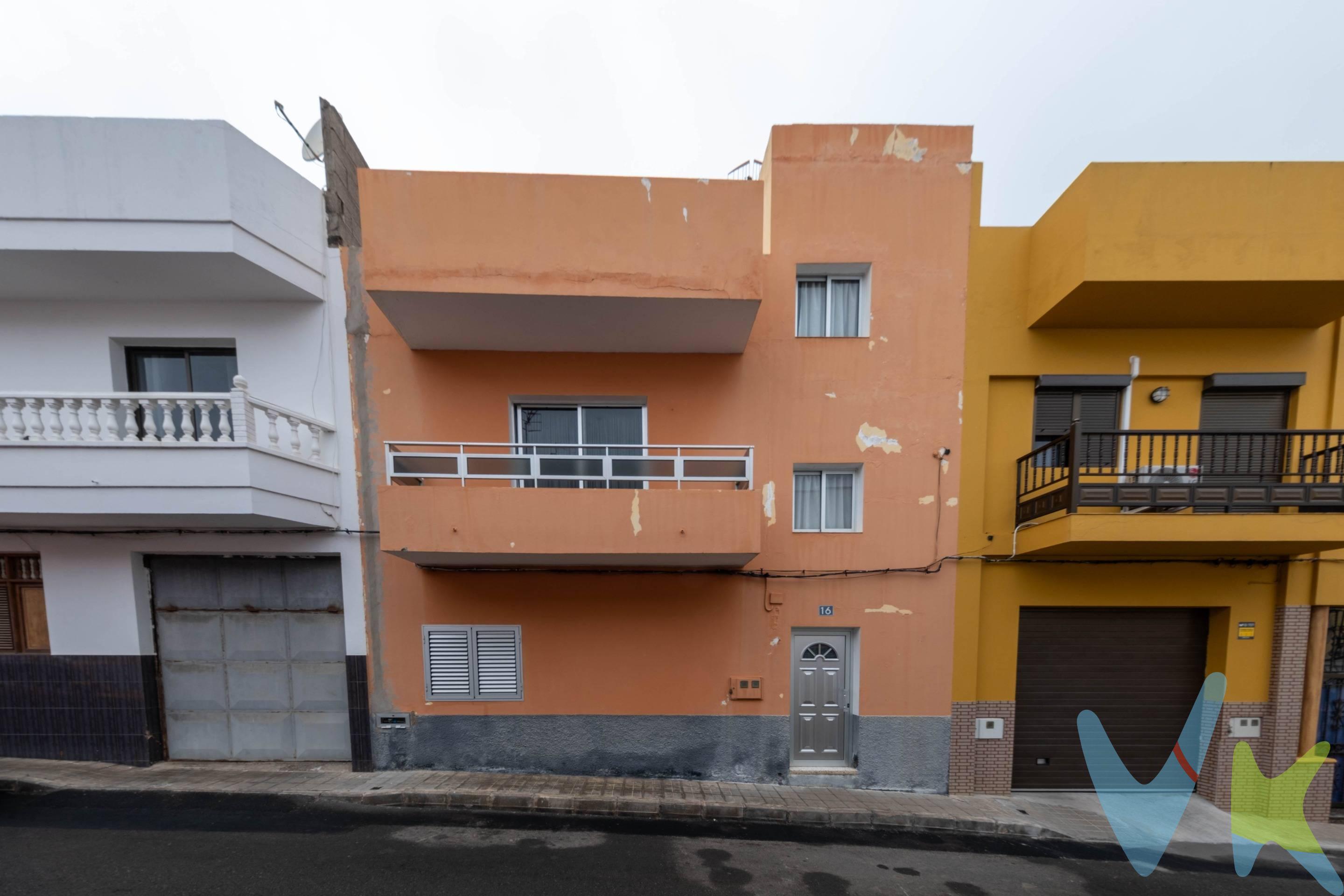 ¿Buscas una vivienda con encanto en el campo, donde respirar paz y disfrutar de vistas infinitas al verde?. Esta propiedad en el barrio de Vínculo de Solís (Moya) es mucho más que una casa: es un lugar donde crear recuerdos, compartir momentos y vivir sin prisas. Con dos plantas, cada una distribuida como una vivienda independiente, esta casa ofrece una gran versatilidad. Ideal para una gran familia que quiere espacio para todos, o perfecta para inversores, ya que permite hacer división horizontal y alquilar ambas viviendas por separado. Planta baja:. 3 dormitorios · salón · comedor · cocina · baño · dos patios. Primera planta:. 3 dormitorios · salón · comedor · cocina · despensa · baño. Además, la propiedad cuenta con una amplia azotea con zona de barbacoa, desde donde disfrutar de las vistas al campo, puestas de sol y cielos estrellados de Moya. Ubicada en una zona rural y tranquila, rodeada de naturaleza y a pocos minutos en coche del casco urbano, esta casa es un refugio ideal para quienes valoran el silencio, el espacio y el aire limpio. 📞 ¡Contáctanos y ven a descubrirla!. . . . 