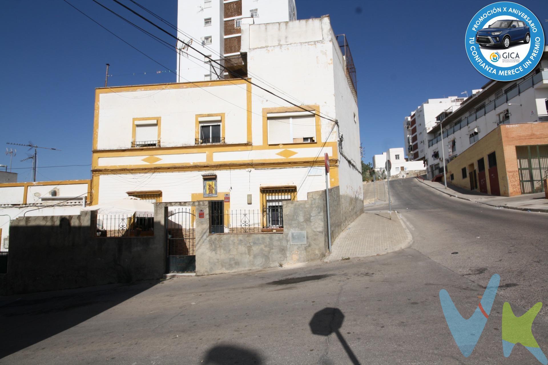 Descubre esta encantadora casa independiente de tres plantas ubicada en Vista Alegre con patio delantero. Con un total de siete habitaciones, esta propiedad ofrece un amplio espacio que se distribuye entre cuatro habitaciones dobles y tres individuales, brindando múltiples posibilidades para adaptarse a tus necesidades y preferencias. En la planta principal, encontrarás una luminosa cocina que se abre hacia un acogedor salón comedor, perfecto para disfrutar de momentos inolvidables en familia o con amigos. Además, en este nivel también se encuentra un práctico aseo con placa de ducha que añade comodidad a tu día a día. Subiendo a la segunda planta, descubrirás el resto de las habitaciones, cada una con su propio encanto y potencial. Destacando en la tercera planta, una de las habitaciones que se encuentra en la magnífica azotea de unos 70 metros aproximados, ofreciendo un espacio privado y tranquilo ideal para relajarse y disfrutar de las vistas panorámicas. Además, la azotea cuenta con un lavadero que agrega practicidad al hogar. Es el lugar perfecto para crear nuevos recuerdos y vivir cómodamente. No pierdas la oportunidad de adquirir esta propiedad de gran amplitud. Si estás buscando un hogar espacioso y acogedor con una azotea excepcional, esta casa de tres plantas es la opción ideal para ti. ¡Contáctanos hoy mismo para conocer más detalles y programar una visita! ¡Te esperamos para mostrarte tu futuro hogar en Vista Alegre!