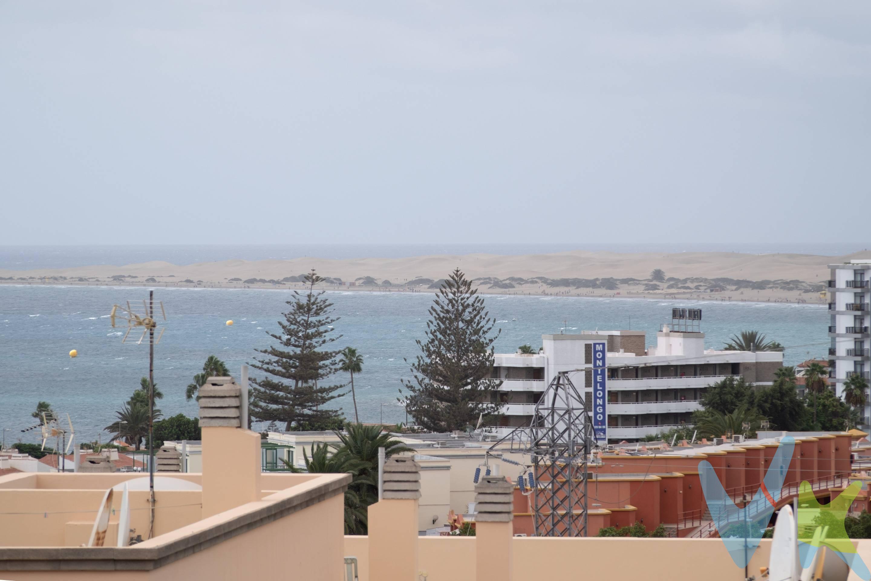 Vive el estilo único del sur de Gran Canaria en este encantador piso en la calle Las Margaritas 39, Urbanización Amurga, en San Agustín-Bahía Feliz. Con 109 m² construidos y 89 m² útiles, está listo para entrar a vivir y pensado para disfrutar la luz de la isla: tres dormitorios (uno doble), dos baños, cocina independiente con solana y orientación sur-este y sur-oeste que llena de sol cada estancia. Desde la terraza superior podrás relajarte, tomar el sol y contemplar las dunas y la playa de Maspalomas. Aunque es un tercer piso sin ascensor, solo supone dos plantas por la configuración del edificio. La urbanización privada ofrece acceso peatonal directo a la playa en 5 minutos, barrera de control para vehículos y un entorno tranquilo rodeado de árboles. Con servicios cercanos, transporte público, colegios y más de 300 días de sol al año, aquí no solo adquieres una vivienda: eliges un estilo de vida relajado. Además, resulta muy interesante para inversores al ser apto para la RIC.