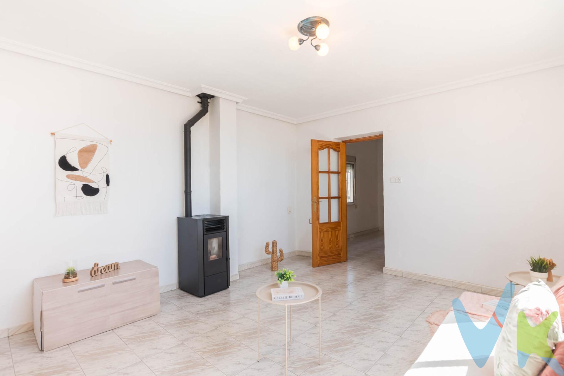 ¡Descubre tu nuevo hogar en el corazón de Molina de Segura!. Te presentamos esta magnífica casa en planta primera con garaje privado, ubicada en la céntrica Calle Caridad, una zona tranquila y con todos los servicios a un paso. La vivienda cuenta con 3 amplios dormitorios, 2 baños completos, un luminoso salón, y una cocina moderna y funcional, ideal para disfrutar en familia o con amigos. Todo ello distribuido de forma cómoda y práctica, con acabados de calidad que aportan confort y calidez a cada rincón del hogar. Pero eso no es todo: encima de la vivienda encontrarás una impresionante terraza privada que ocupa toda la superficie de la casa. Un espacio único, perfecto para disfrutar del sol, organizar reuniones, instalar una zona chill out o incluso montar tu jardín urbano. Además, incluye un garaje en planta baja, para que tu coche esté siempre seguro y accesible. Una oportunidad única para vivir con independencia, espacio y comodidad en una de las mejores ubicaciones de Molina de Segura. ¡Ven a verla y enamórate de tu futuro hogar! 🏡. Por mandato expreso del propietario, comercializamos este inmueble en exclusiva, lo que le garantiza el acceso a toda la información, a un servicio de calidad, un trato fácil, sencillo y sin interferencias de terceros. Si usted es agente inmobiliario y tiene un cliente para este inmueble, llámenos estaremos encantados de colaborar. Para terminar te queremos comentar algo: ¡Descubre una aventura inmobiliaria que combina calidad, pasión y profesionalidad! La confianza que los propietarios han depositado en nosotros es un testimonio de nuestro compromiso en brindarte un servicio excepcional. Aquí viene el detalle especial: al contactarnos directamente, evitarás molestarlos, nosotros seremos tus intermediarios y te proporcionaremos toda la asistencia necesaria. Estamos aquí para facilitarte la documentación e información que requieras, y te prometemos un trato cálido y sin complicaciones. Te informaremos detalladamente de todos los aspectos, incluyendo gastos de la compra y honorarios de agencia que no están incluidos en el precio, para garantizar tu comodidad y tranquilidad durante todo el proceso. Esa es nuestra esencia, proporcionarte. Calma: “Estado ideal de tranquilidad que tendrás al comprar tu casa con nosotros”. Queremos que sepas que tanto la descripción del inmueble como las imágenes que ves son valiosas referencias informativas, en ningún caso tienen carácter contractual. Asimismo, el precio ha sido designado por la propiedad por lo que podría sufrir variaciones y no sería vinculante hasta que se formalice en contrato de compraventa. * ¡Oye, agente inmobiliario! Si estás leyendo este texto y te gusta, te desafiamos a ser creativo y sorprendernos con una adaptación original. ¡Nada de copiar y pegar, queremos ver tu ingenio en acción! Así que prepárate para darle un toque único y cautivador a estas palabras. Estamos ansiosos por ver cómo le das vida a este mensaje con tu propia magia inmobiliaria. ¡Adelante, demuéstranos de qué eres capaz!. 