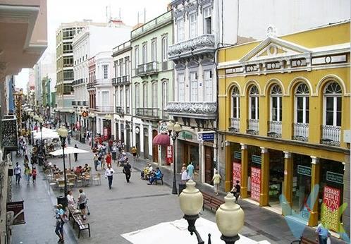 ¡Excelente Ocasión! . ¡Exclusivo Ático dúplex en Edificio Histórico en plena Calle Mayor de Triana!. Descubre la esencia de la historia en este magnífico ático, ubicado en un edificio de finales del siglo XIX, situado en pleno corazón de la emblemática Calle Mayor de Triana. Este edificio de estilo clásico se distingue por sus sólidos muros de cantería de San Lorenzo, ladrillo rojo, suelos de tea y una fachada de ensueño, adornada con cantería de Arucas. Totalmente reformado en 2019, esta joya arquitectónica ha sido actualizada con las comodidades del siglo XXI sin sacrificar su carácter original. Características destacadas:. - Reforma de Calidad: Renovación completa en 2019 que incluyó electricidad, saneamientos, telecomunicaciones, cableado de red WiFi, aire acondicionado y más, todo realizado con materiales de primera calidad. - Distribución Espaciosa: En la primera planta, encontrarás tres dormitorios (el principal con un amplio vestidor), un despacho, un precioso salón, una cocina muy cómoda y funcional y un amplio baño, además de balcones que brindan vistas encantadoras a la calle Mayor de Triana. - Nivel Superior: La segunda planta alberga un segundo salón, espectacular y amplio, donde podrá reunirse con familia y amigos, una habitación de servicio, un segundo baño, una cocina de verano, un gimnasio o posible quinta habitación para invitados y una terraza soleada de mas de 120 m2 que le cautivará. - Azotea Privada: En la azotea, disfrutarás de un solárium con impresionantes vistas y una zona de spa, el rincón perfecto para relajarte con total intimidad. - Un Solo Vecino: Disfruta de la privacidad que te brinda la exclusividad de tener tan solo un vecino. - Ascensor en Proyecto: El ascensor ha sido aprobado en junta de vecinos y está pendiente de ejecución, lo que añadirá comodidad adicional a tu estilo de vida. Esta es una oportunidad única para ser dueño de un pedazo de historia en Las Palmas, con la comodidad y el lujo del presente. Sumérgete en el encanto de Triana y disfruta de la vida en uno de los lugares más emblemáticos de la ciudad. ¿Te imaginas vivir en este rincón único del pasado y el presente? ¡Contáctanos hoy mismo para obtener más información o programar una visita a esta joya arquitectónica que está esperando por ti!. Los gastos e impuestos derivados de la compraventa no están incluidos en el precio.