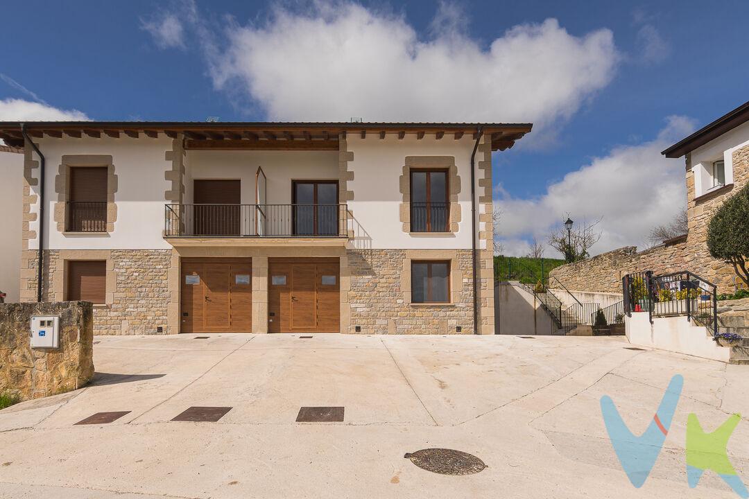 






Descubre una oportunidad única para estrenar hogar en un enclave privilegiado junto a Pamplona.
Esta exclusiva vivienda de obra nueva, construida de manera tradicional y con materiales de primera calidad, combina a la perfección solidez, confort y elegancia. Diseñada en dos alturas, ofrece una distribución funcional y cómoda, pensada para disfrutar del día a día con la máxima practicidad sin renunciar al estilo.
Ubicada en el encantador pueblo de Ezkaba, a los pies del monte Ezkaba, la propiedad se integra en un entorno natural incomparable. Rodeada de campos de cultivo y montañas, y con impresionantes vistas panorámicas del valle de Ezcabarte, brinda un ambiente de paz, privacidad y conexión con la naturaleza difícil de igualar.
Su excelente localización, a escasos minutos de Pamplona, permite combinar la tranquilidad del entorno rural con la cercanía a todos los servicios y comodidades de la ciudad.
Una vivienda pensada para quienes buscan calidad de vida, espacio y un lugar donde hacer realidad su proyecto familiar.
Haz de este entorno idílico tu nuevo hogar.






