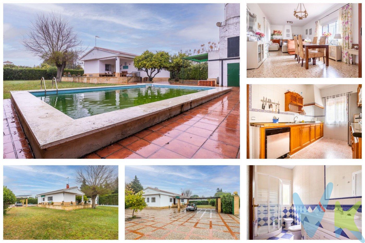 Con excelente situación, junto Barriada Loreto y cerca del Parque 28 de Febrero!!.  .  El chalet, de estilo clásico, dispone de 219m2 construidos totales y 186m2 útiles aproximadamente, distribuidos en una sola planta sobre una parcela de 1.345m2.  .  Un amplio jardín rodea toda la vivienda, en él nos encontramos con un fantástico porche donde podrá disfrutar de magníficas reuniones con la familia y  amigos y relajarse en su estupenda piscina.  .  Junto al jardín tenemos un amplio patio con frondosos limoneros y una zona destinada a aparcamiento para varios vehículos.  .  Al entrar en la vivienda un amplio salón comedor nos abre paso, su chimenea hace que sea cómodo, confortable y muy acogedor.  .  Su cocina es muy amplia e independiente, y se encuentra amueblada, con muebles de madera estilo provenzal, muy práctica.  .  Los cuatro dormitorios que componen este chalet son amplios, exteriores y muy luminosos, todos con armarios empotrados.  .  Complementan este chalet un baño exterior y completo, con placa de ducha y un práctico aseo, además dispone de estupendo trastero.  .  Las ventanas son de aluminio lacado en blanco con rejas, las puerta de madera y el suelo de terrazo, tiene un split de aire acondicionado en salón.  .  Chalet muy cómodo, acogedor y confortable, situado en una de las zonas más demandadas de Espartinas y rodeado de todo tipo de servicios, comercios, colegios, zonas infantiles, zonas verdes..No lo deje escapar, solicite información sin compromiso!!.  .  Informamos a nuestros clientes compradores que el precio de venta no incluye lo siguiente: Honorarios de la agencia inmobiliaria, Impuestos (I.T.P., I.V.A. o A.J.D., en su caso) ni otros gastos de la compraventa (gastos de Registro de la Propiedad, Notaría, Gestoría ni de posible Financiación). Documento D.I.A. a disposición del consumidor según Decreto 218/2005 Junta de Andalucía.  .  .  .  