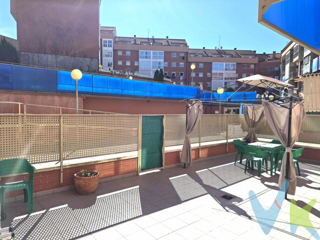 Planta baja con gran terraza, en Villamediana de IreguaDos dormitorios.Habitación principal con baño en suite.Segundo baño, con plato de ducha.Salida a la terraza desde cocina y dormitorios. Por la terraza, accedemos a la piscina comunitaria.Calefacción y agua caliente, individual de gas. Cocina de diseño, nueva y equipada con todos los electrodomésticos.Plaza de garaje y trastero, incluidos en el precio.