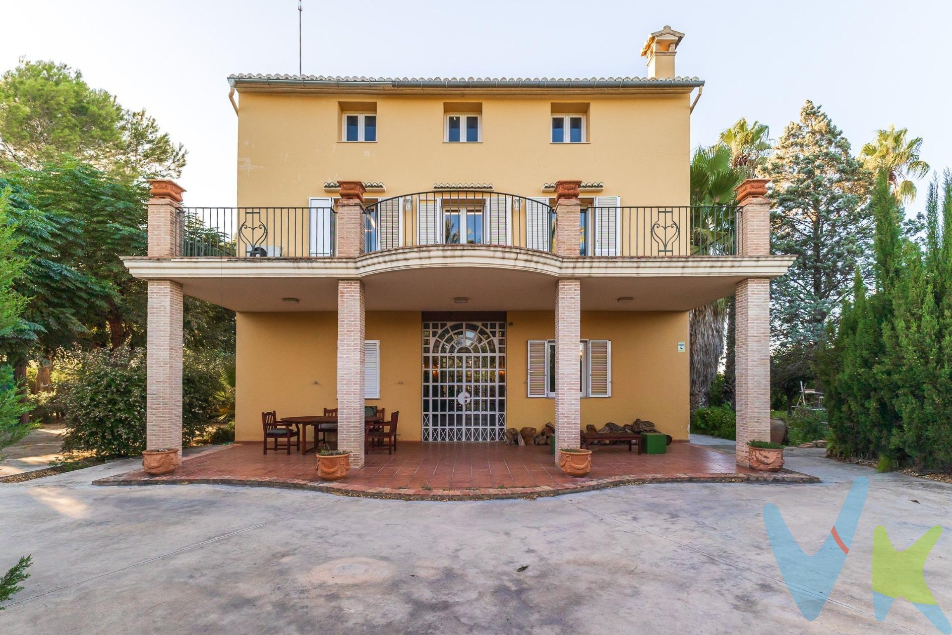 MARAVILLOSO CHALET INDEPENDIENTE EN CARCAIXENT. Si estás buscando un hogar rodeado de naturaleza, con amplios espacios y todas las comodidades, este impresionante chalet es tu opción ideal. Con 580 m² construidos sobre una vasta parcela de 23.800 m², esta propiedad única ofrece el equilibrio perfecto entre confort y conexión con el entorno natural. Características principales de la vivienda:. 3 TERRAZAS . PISCINA Y SAUNA. POZO PROPIO. GRAN PATIO INTERIOR Y EXTERIOR. 2 CHIMENEAS . 4 amplias habitaciones, llenas de luz natural y espacio. GARAJE Y TRASTERO. Cocina semi conectada al salón, ideal para quienes buscan comodidad y un espacio abierto para compartir. 2 baños , diseñados para ofrecer funcionalidad y estilo. BUENAS VISTAS y RODEADO DE NATURALEZA. Con naranjos ecológicos en producción. UBICACIÓN: . -5 MINUTOS ANDANDO: PISCINA MUNICIPAL, INSTITUTO Y POLIDEPORTIVO. -5 MINUTOS EN COCHE: ESTACIÓN DE TREN , EL MAGATZEM DE RIBERA . -10 MINUTOS ANDANDO: CENTRO COMERCIAL, CON TODO TIPO DE TIENDAS Y SERVICIOS COMO SUPERMERCADO. -20 MINUTOS EN COCHE: LA PLAYA DE TAVERNES. -30 MINUTOS DE VALENCIA. Carcaixent tiene todos los servicios que puedas necesitar y cerca: piscina municipal, polideportivo, conservatorio ,guarderías, institutos y colegios, servicios de transporte público, veterinarios, hornos, cafeterías, bares, restaurantes como el origen, que acaba de recibir su primera estrella michelin, tiendas, centro comercial, escuela de fútbol, pabellón deportivo, zonas de ocio como el paseo, el mercado o la plaza mayor. La parcela:. Esta propiedad no solo es un hogar, sino también una finca en producción de naranjas ecológicas, con un sistema de riego por goteo eficiente que garantiza la sostenibilidad de los cultivos. La parcela está doblemente vallada para mayor seguridad y cuenta con un pozo de agua propio, lo que te da una independencia adicional y un suministro de agua sostenible. Un espacio lleno de luz y naturaleza:. Cada rincón de este chalet ha sido diseñado para aprovechar al máximo la luz natural que inunda cada estancia, creando un ambiente cálido y acogedor. Rodeado de naturaleza, disfrutarás de una privacidad inigualable y la tranquilidad que solo una finca de estas características puede ofrecer.  🌱Una inversión en calidad de vida y sostenibilidad 🌱. Este chalet ofrece mucho más que metros cuadrados: es un estilo de vida. Con sus amplias áreas de recreo, la producción ecológica de naranjas y todos los extras de lujo como la sauna y piscina, vivir aquí significa disfrutar de una calidad de vida superior. Si buscas un hogar que te ofrezca comodidad, privacidad y conexión con la naturaleza, no dejes pasar esta oportunidad. La descripción del presente inmueble e imágenes tienen mero carácter informativo y en ningún caso carácter contractual, pudiendo ser modificados por la inmobiliaria comercializadora sin que ello implique responsabilidad alguna frente a terceros. En el precio de venta a público, esta propiedad NO incluye los gastos de adquisición (Notario, registro, gestión, honorarios, etc…). 