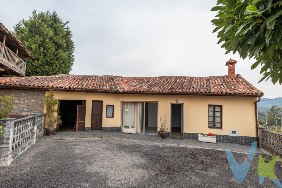 Se vende acogedora casa junto al Ayuntamiento de Las Regueras, en un entorno tranquilo y con mucho encanto. La vivienda dispone de 2 dormitorios, salón con cocina americana y un baño. Actualmente se encuentra con una reforma en curso, lo que te permitirá acabarla a tu gusto y adaptarla a tus necesidades.Pero eso no es todo: esta propiedad forma parte de un conjunto exclusivo con un gran potencial residencial y turístico, que incluye: 🏡 Casa adosada de 2 plantas🍷 Lagar tradicional y hórreo asturiano🌳 Finca edificable de 5.800 m² con acceso directo 🍽️ Bonito comedor de piedra, perfecto para reuniones o eventos 🍻 Bar con habitaciones en la planta superior, ideal para explotación hosteleraUn lugar con encanto asturiano, versátil y con múltiples posibilidades de inversión: desde convertirlo en tu hogar familiar, hasta desarrollar un proyecto turístico o de restauración en un entorno privilegiado.📍 Ubicación inmejorable, a pie del Ayuntamiento de Las Regueras y con todos los servicios a tu alcance.Si quieres conocer el precio de las distintas opciones de compra, llámanos!