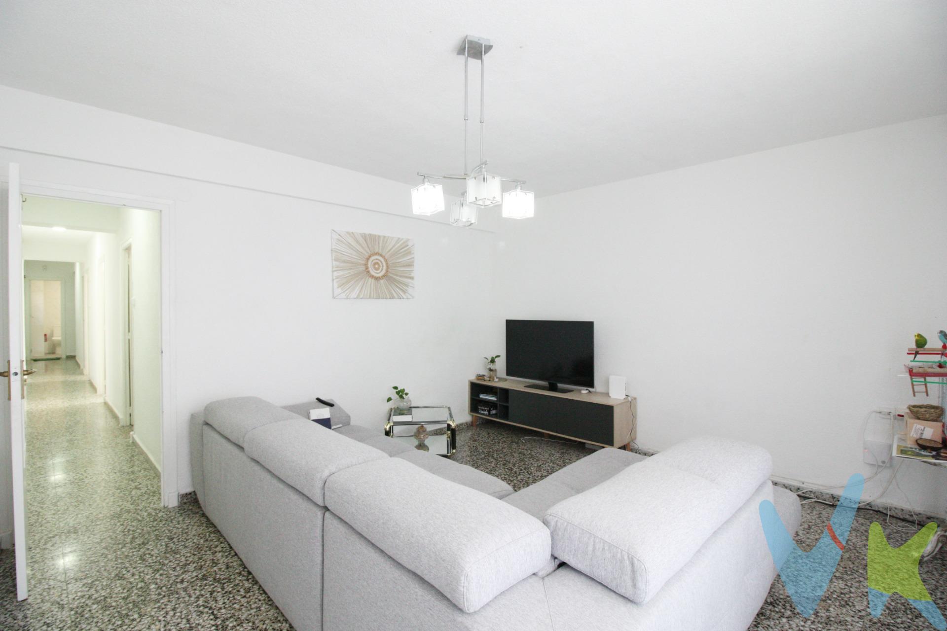 Te presentamos esta vivienda situada en Picassent, ideal para quienes buscan un hogar cómodo, funcional y bien ubicado dentro de un entorno tranquilo y con todos los servicios a su alcance. La vivienda, ubicada en una finca sin ascensor, cuenta con una distribución muy aprovechada que diferencia claramente la zona de día y la zona de descanso. Dispone de tres habitaciones, perfectas tanto para familia como para quienes necesiten espacio adicional para despacho o zona de trabajo. El salón-comedor es amplio y luminoso, con salida directa a un balcón que aporta ventilación y luz natural, convirtiéndose en un espacio ideal para el día a día. La cocina es independiente y cuenta con galería, lo que añade un extra de funcionalidad y espacio de almacenamiento. Además, la vivienda dispone de un baño completo reformado. Una oportunidad perfecta tanto como primera vivienda como inversión, en una población con excelente conexión a Valencia y todos los servicios necesarios a tu alcance. Los datos e información contenida en este anuncio no son vinculantes sino meramente informativos, la oferta está Los sujeta a cambios de precio, textos, fotos o cualquier otro contenido inesperado, la inmobiliaria se reserva el poder de modificarlo en cualquier momento. La venta de esta vivienda se gestiona mediante contrato de EXCLUSIVA COMPARTIDA por lo que se trabaja con más de 150 Inmobiliarias. Los gastos de la venta tales como notaría, registro y honorarios no están incluidos en el precio. 