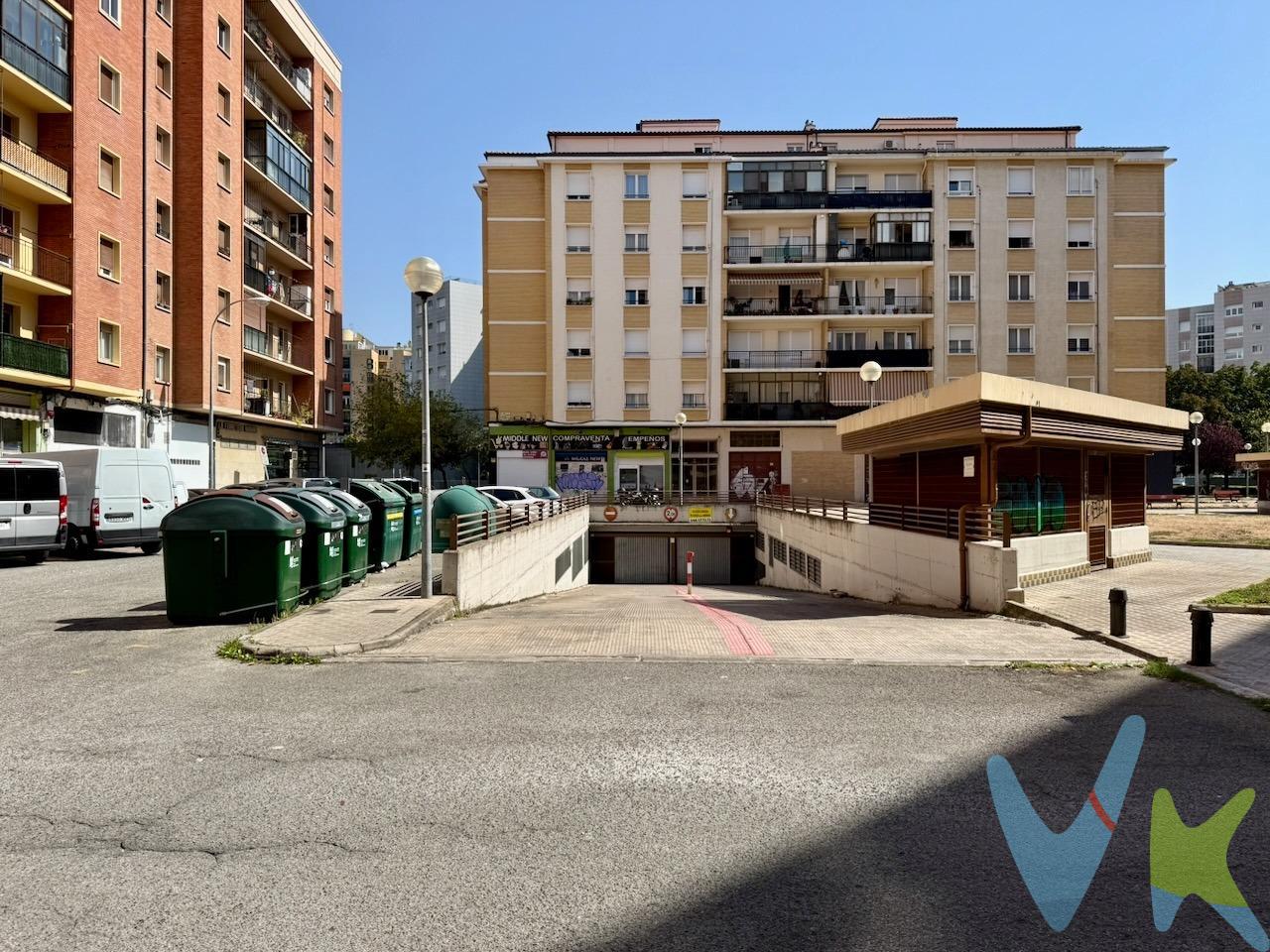 Situada en la plaza Nuestra Señora de las Nieves, al lado de Martin Azpilicueta, se vende plaza de garaje de concesión administrativa, en pleno corazón del barrio. La concesión es de 75 años mas prorroga de 24 años . Es una plaza bastante amplia y de fácil maniobra ubicada en la PRIMERA PLANTA. Buena oportunidad de compra. Datos meramente informativos, sin valor contractual. Impuestos y gastos de transmisión no incluidos.