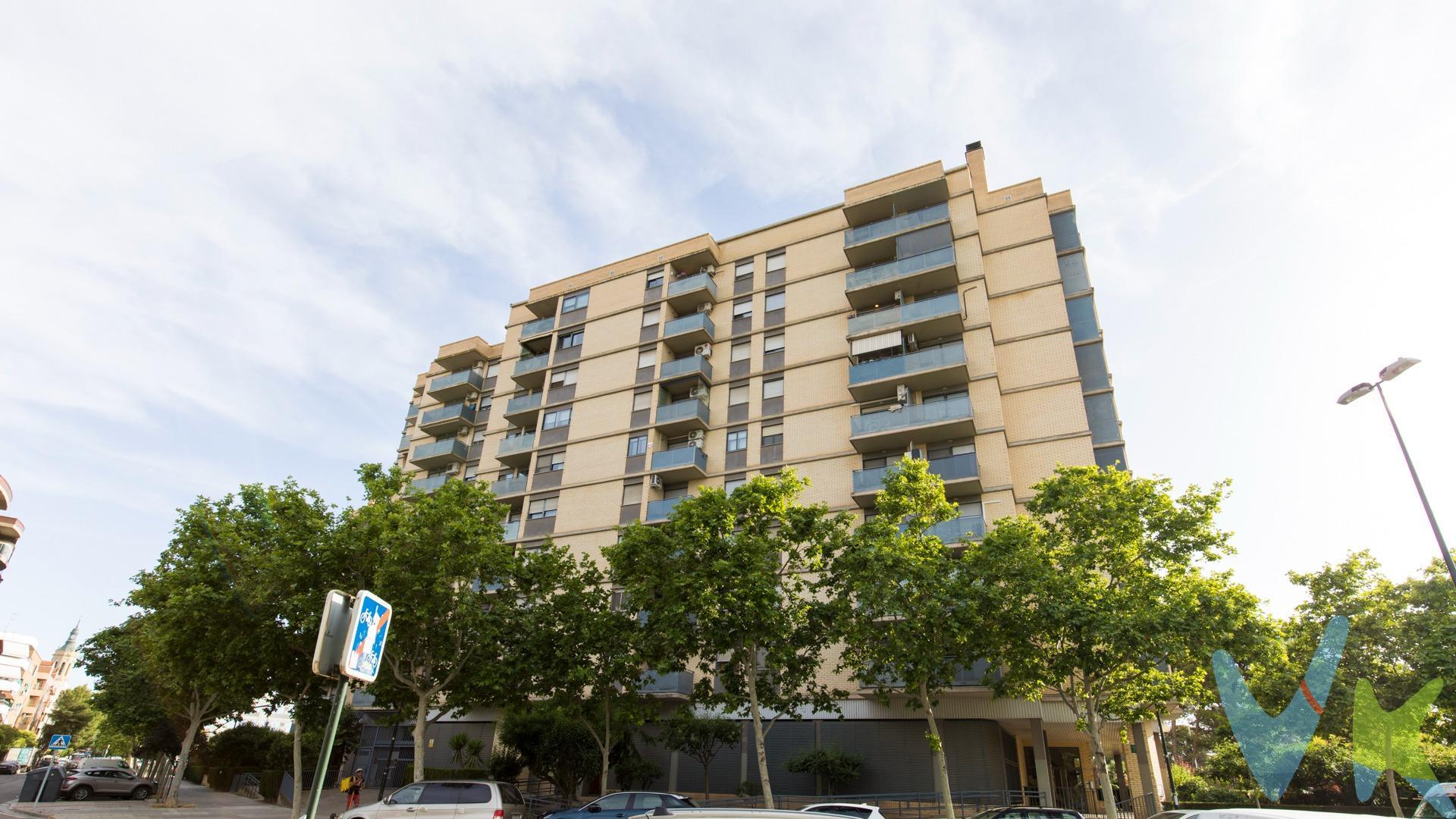PISO en VENTA en ZARAGOZA - ARRABAL - Calle PALENCIA (Ref. 00841). Espectacular piso de 88 m2 útiles aproximadamente en finca del año 2000, con ascensor y ubicado en una de las calles más tranquilas del barrio, frente al parque del Tio Jorge. Se encuentra distribuido en: . 👉Hall recibidor + pasillo . 👉4 Dormitorios . 👉2 baños completos  . 👉Salón grande . 👉Balcón exterior al parque del Tio Jorge. El inmueble consta de:. ➖ Puertas lacadas en blanco. ➖ Paredes con estuco fino. ➖ Suelo de terrazo. ➖ Ventanas de aluminio climalit. ➖ Videoportero 📺. ➖ Armarios empotrado en dormitorio principal. ➖ Galería con cerramiento de cristales abatibles. Además tienes:. ➖ Calefacción central con contadores individuales . ➖ Split de Aire Acondicionado en el salón . ➖ Ascensor. ➖ Plaza de garaje. ➖ Trastero. ¡¡No dude en venir a visitarlo!!. En el precio indicado no están incluidos los gastos de compraventa ni honorarios profesionales.