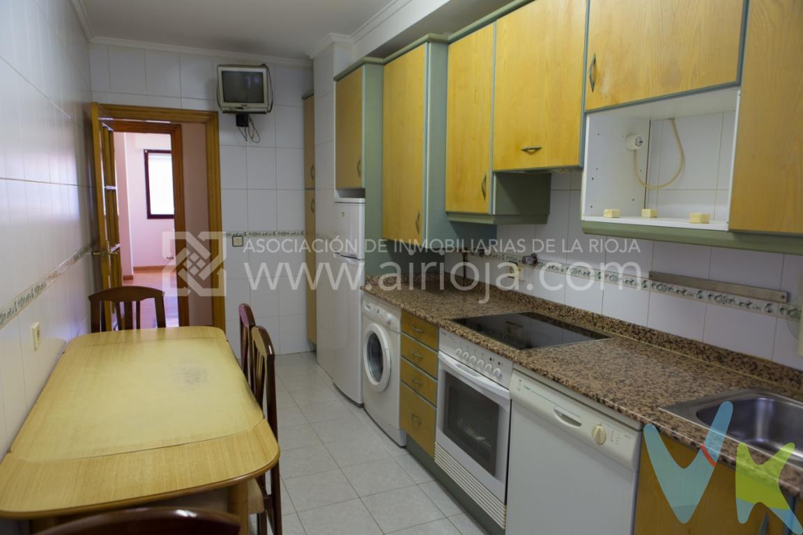 Riex Servicios Inmobiliarios presenta en exclusividad este fantástico piso en Fuenmayor. Vivienda de 128 m2 construidos y 99 m2 útiles, que consta de 3 habitaciones y dos baños. Uno de los baños completo y el otro aseo. La calefacción es individual y de gas, con su propia caldera. La cocina se vende amueblada y tiene también balcón. La vivienda se vende con plaza de garaje y trastero.Para visitas no dudes en llamarnos.