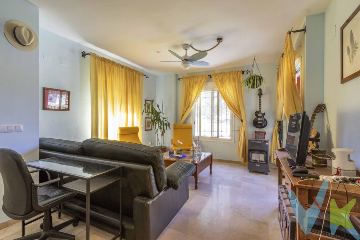 ¡Descubre tu nuevo hogar en la exclusiva urbanización El Bosque, en Chiva! Te presentamos un cálido y acogedor piso en venta, ideal para quienes buscan la combinación perfecta de comodidad, modernidad y una ubicación privilegiada. Este inmueble se convertirá en tu refugio ideal, ofreciéndote un espacio que optimiza cada rincón, garantizando un estilo de vida pleno.Ubicado en un edificio construido en el año 2000, este piso cuenta con 72.66 metros construidos y 73 metros útiles, con una distribución funcional que maximiza el aprovechamiento del espacio. Al entrar, serás recibido por un luminoso salón, diseñado con esmero para crear un ambiente cálido y acogedor. Desde allí, tendrás acceso a una de las dos cómodas habitaciones, perfectas para disfrutar de momentos de descanso en un entorno tranquilo.La cocina, situada junto al salón, está totalmente equipada y diseñada para ser funcional. Además, el piso dispone de dos baños completos, uno de ellos en suite, proporcionando así confort adicional para ti y tus invitados.Uno de los mayores atractivos de esta propiedad son sus excepcionales servicios comunitarios. Los residentes podrán disfrutar de una refrescante piscina, ideal para relajarse durante los calurosos días de verano, rodeada de una cuidada zona ajardinada que invita a momentos de desconexión y bienestar. Las áreas verdes y el entorno pacífico ofrecen un ambiente inigualable para los amantes de la naturaleza y el aire libre.Dispone de una plaza de garaje opcional si se precisa por 6000EUR , y asi asegurando la máxima comodidad y seguridad para aparcar tu vehículo, lo que elimina cualquier preocupación sobre el estacionamiento y añade un plus a esta atractiva oferta.Situado en una zona de expansión con excelente comunicación, este inmueble te permite disfrutar de la serenidad de una localidad con encanto sin renunciar a las comodidades urbanas. Chiva ofrece una amplia gama de servicios esenciales, convirtiéndola en el lugar ideal para establecer tu nuevo hogar.No dejes pasar esta oportunidad única. Te invitamos a conocer este fantástico piso y experimentar de primera mano su potencial para convertirse en el espacio ideal que estás buscando. Estamos aquí para ayudarte a organizar una visita y resolver cualquier consulta que puedas tener. ¡Contáctanos para más detalles y comienza tu viaje hacia tu próximo capítulo en esta maravillosa comunidad! ¡Esperamos verte pronto!  