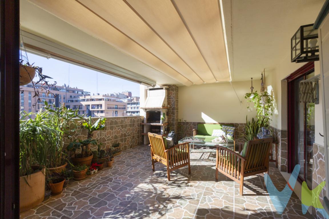 Imagina un moderno piso ubicado en el corazón de esta vibrante ciudad, como es Valencia a pie de nuestro querido y bendecido Mediterráneo, donde la brisa marina se siente con solo abrir las ventanas. A pocos minutos andando, las playas de arena dorada y aguas cristalinas se extienden a lo largo del litoral, ofreciendo un refugio natural ideal para paseos al atardecer, deportes acuáticos o simplemente relajarse bajo el sol. La cercanía al mar añade un toque de frescura constante, ideal para quienes buscan combinar la vida urbana con el placer de vivir junto al agua, a tan solo 11 minutos de tu Ático- Dúplex sofisticado y elegante. En cuanto a la oferta cultural, este lugar es un auténtico epicentro de vida artística. A tan solo diez minutos a pie, o un breve trayecto en transporte público, se encuentra una amplia gama de museos, teatros y galerías. Exposiciones de arte contemporáneo, conciertos de música clásica y festivales callejeros ofrecen una agenda repleta de opciones para todos los gustos. La oferta de cines, tanto comerciales como independientes, garantiza que siempre habrá una proyección interesante para disfrutar después de un día en la playa o de trabajo. Las tiendas y centros comerciales Aqua y El Corte Ingles, están estratégicamente ubicados a solo 5 minutos a pie de tu deslumbrante Ático- dúplex, brindando una comodidad única a los compradores. A 6 minutos en coche, un moderno centro comercial El Saler ofrece una variedad de tiendas de moda, tecnología y decoración, además de contar con una amplia oferta gastronómica con restaurantes y cafeterías que invitan a socializar o simplemente relajarse. Si prefieres una experiencia más tradicional, los mercados locales como El Mercado de Algiros, Mercado del Cabañal y Mercado de Ruzafa con productos frescos están siempre a mano, contribuyendo a una vida cotidiana cómoda y bien surtida, siempre con productos de KM 0 y procedentes de nuestra rica huerta Valenciana. A 6 minutos caminando encontraran el emblemático Cauce del Rio Turia convertido en un Recorrido magnifico de 18 Km donde disfrutar en familia, amigos o solo del deporte y la cultura. Este cauce, autentico eje vertebrador de la capital, te conducirá a cualquier lugar que elijas para visitar, comer o simplemente pasear en cualquier época del año. Este lujoso Ático - Dúplex se convierte en el lugar perfecto para aquellos que buscan una combinación entre tranquilidad, ocio y deporte, con la comodidad y elegancia de tener todo a su alcance sin necesidad de renunciar a nada.__________________  Nuestro servicio con cada uno de nuestros clientes es en exclusividad, por lo que nosotros le garantizamos un servicio de calidad y sencillo sin interferencias de terceros, nuestra inmobiliaria trabaja con exclusividad compartida, por lo que estaremos encantados de colaborar con cualquier agencia o particular que esté interesado en el inmueble. Por ese motivo, se ruega no molestar al propietario o inquilinos de la propiedad. Si usted es un posible cliente o agente inmobiliario, interesado en esta propiedad, no dude en llamarnos a nosotros, estaremos encantados de colaborar. El precio indicado no incluye los honorarios de intermediación inmobiliaria, que deberán ser abonados por el comprador de forma independiente.