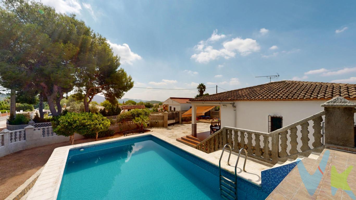 Chalet rústico independiente en Vilamarxant, en plena naturaleza, con piscina y una parcela de 771 m2. Con trastero, garaje amplio, paellero, baño exterior y un cuidado jardín. Distribuida todo en una planta para mayor comodidad cuenta con comedor salón con chimenea muy acogedor para las tardes de invierno, cocina independiente, 3 habitaciones dobles y baño.Dispone de agua y luz de contador y como no, con piscina para disfrutar de los largos veranos, al ser esquinero tiene unas vistas despejadas y muy luminoso.Cuenta con accesos próximos a la autovía A3 y CV-35 Ademuz. La zona es muy tranquila, con vecinos en la urbanización que viven todo el año a tan solo 30 minutos de Valencia y 25 min del aeropuerto.En definitiva, tanto si es para vivir de manera permanente como si estabas buscando una segunda residencia para disfrutar de vacaciones y fines de semana, aquí tendrás la calidad de vida que estabas buscando, ¡no lo dudes y ven a comprobarlo! Ubicada en la Urbanización La Pedrera junto a la población de Vilamarxant, destinada a primeras viviendas y donde conviven vecinos de toda la vida con quiénes han venido atraídos por un relajante entorno lleno de espacios en plena naturaleza.MBI ABASTOS está inscrita en el Registro de Agentes de Intermediación Inmobiliaria de la Comunidad Valenciana RAICV 1525.La descripción del presente inmueble e imágenes tienen mero carácter informativo y en ningún caso carácter contractual, pudiendo ser modificados por la agencia inmobiliaria sin que ello implique responsabilidad alguna frente a terceros. No incluidos en el precio impuestos, gastos de notaría, registro ni honorarios de la agencia. Esta propiedad se pone a la venta con toda la documentación comprobada y en regla, por lo que ofrecemos GARANTIAS a los compradores.Por mandato expreso del propietario comercializamos este inmueble mediante contrato de multiexclusiva, por el cual numerosas agencias colaboradoras, nacionales e internacionales, ofrecen esta vivienda a sus potenciales compradores, todo ello garantizando un servicio de calidad, un trato fácil, sencillo y sin interferencias de terceros. Por este motivo, se ruega no molestar al propietario, a los ocupantes de la propiedad, a los vecinos o conserjes del edificio o urbanización si los hubiera.Muchas gracias por su comprensión.