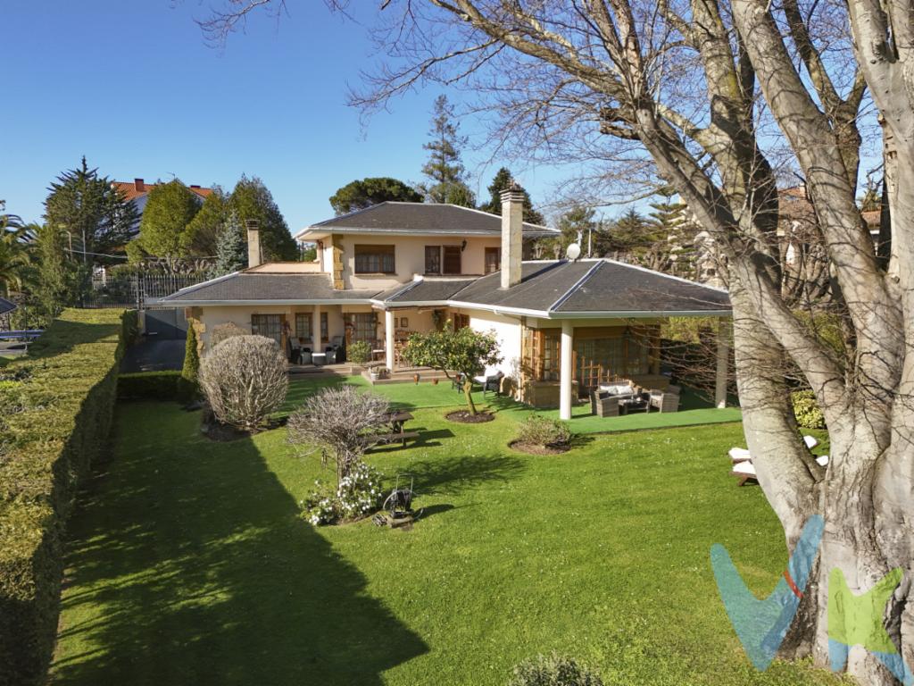 Exclusiva propiedad a la venta en la Milla de Oro de Somió, con parada de bus a pie de finca y a escasos metros del club de tenis. En la planta principal encontramos : Un acogedor y funcional hall de entrada.Un salon muy espacioso y luminoso con salida al jardín y con una chimenea, lugar ideal para las tertulias con los amigos y reuniones familiares. Cocina independiente muy amplia y reformada recientemente  con zona anexa de lavandería.2 habitaciones ambas con salida al jardín, una de ellas en suite con baño completo, más un segundo baño completo adicional .1 aseo de cortesía. En la Planta superior:2 habitaciones con armarios empotrados, cada una de ellas con salida a una terraza independiente con vistas despejadas a los emblematicos jardines de Somió.2 baños completos (uno por estancia).Planta inferior:Garaje cerrado con capacidad para 3 vehículos y zona de caldera.Salón con barbacoa, acondicionado para uso social, fiestas, cumpleaños.Bodega y despensa independientes.1 habitación adicional, idónea para despacho, zona de servicio o cuarto de invitados.Esta exclusiva propiedad destaca por su espectacular porche y un extraordinario jardín paisajístico dividido en zonas florales independientes, donde la naturaleza y el confort se fusionan en perfecta armonía. Cada rincón exterior ha sido planificado meticulosamente para ofrecer una experiencia sensorial única, convirtiendo esta vivienda en el refugio ideal para los amantes de la privacidad, el lujo sutil y el aire libre. Es una oportunidad inigualable para adquirir no solo una casa, sino un estilo de vida exclusivo.Hay propiedades que solo por su ubicación ( la mejor zona de Somió ), metros y estado , defienden su propio valor. Llámenos y se la enseñaremos. Gastos e impuestos no incluidos en el precio. En segundas transmisiones, el comprador abona el ITP (porcentajes en Asturias: https://sede.tributasenasturias.es/sites/sede/default/es_ES/Que-quieres-hacer/Transmisiones-Patrimoniales-y-AJD), calculado sobre el mayor valor entre precio, tasación o valor de referencia catastral. Notaría y registro según aranceles variables; el comprador elige notario. El vendedor asume la plusvalía municipal; el resto de gastos (incluida hipoteca: tasación, costes bancarios, gestoría y formalización) son del comprador.El consumidor puede solicitar información y documentación adicional en la sede física o por correo electrónico de la Agencia (contacto en la web). La agencia actúa solo como intermediaria; toda compraventa queda sujeta a la aceptación expresa del vendedor y a la formalización del contrato. Anuncio meramente informativo: los datos corresponden a la fecha de publicación y pueden variar por actualizaciones legales, contractuales o fiscales.