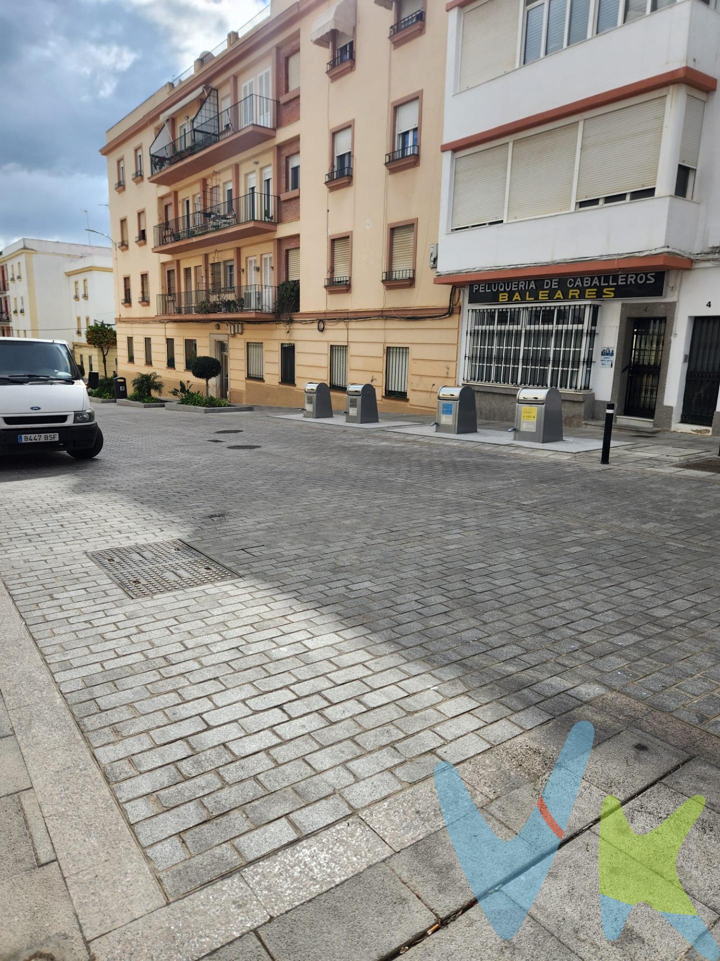 Le presentamos un local comercial en una estupenda zona, muy céntrica y en una de las calles mas típicas de nuestra ciudad, a 10 metros de la calle Real, con una superficie construida de 99 metros. . Un espacio ideal para cualquier comercio por ser una zona de paso, e incluso para hacer una vivienda ya que consta de suficientes metros para ello, solo necesita un poco de imaginación y ponerse manos a la obra para comenzar cualquiera de estos proyectos. . Consta de diferentes espacios, contando al fondo con un patio compartido que da luz a las ultimas estancias y con un pequeño patio de luces con acceso propio de la finca. No esperes mas y ven a visitarlo, estaremos encantados de ayudarle. Disponemos del Documento Informativo Abreviado de la propiedad (Según Decreto 218/2005, del 11 de Octubre) y de Seguro de Caución, para la protección del dinero entregado como señal para la Reserva de una vivienda. En cumplimiento del Decreto de la Junta de Andalucía 218/2015 de 11 de Octubre, se informa al cliente que los gastos notariales, registrales, ITP, honorarios de la Agencia y otros gastos inherentes a la compraventa no están incluidos en el precio. 