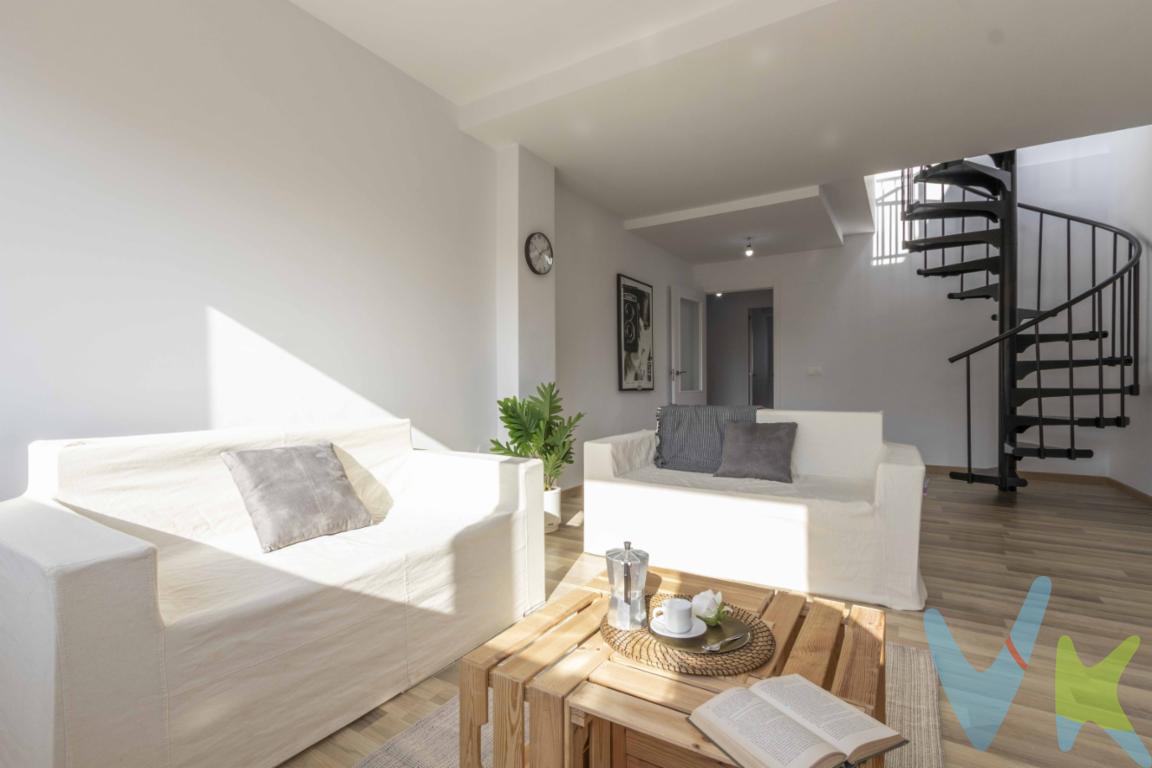 Título: Ático de 3 Habitaciones con Terraza, Garaje y Trastero en Torrent Descripción General del InmuebleSe presenta para la venta una vivienda tipo piso ubicada en la localidad de Torrent. La propiedad cuenta con una superficie construida de 113 m² y una superficie útil de 102 m².El inmueble está situado en la primera planta de un edificio residencial. La fecha de construcción del edificio es del año 2017, por lo que sus estándares de construcción son contemporáneos. Distribución y CalidadesLa distribución interior de la vivienda consta de tres dormitorios y dos baños. La propiedad se complementa con una terraza solarium de uso privativo a la que se accede desde el salón y tiene aproximadamente 80m2. Cuenta con salón y cocina independientes.También con una segunda terraza desde la cocina. El suelo es de tarima y las puertas lacadas en blanco. Equipamiento y Zonas ComunesEl edificio está equipado con ascensor, garantizando el acceso a la primera planta.El precio de venta incluye dos anexos vinculados a la propiedad:Dos plazas de garaje, destinada al estacionamiento de vehículos.Un trastero, destinado a almacenamiento adicional. Ubicación y ServiciosLa finca se encuentra en una zona de Torrent que dispone de conexiones de transporte público. La proximidad incluye acceso a estaciones de metro y paradas de autobús. Estas conexiones facilitan el transporte al centro de Torrent y a Valencia capital.El entorno inmediato de la propiedad cuenta con servicios básicos, tales como comercios, centros educativos y centros de salud. Solicitud de VisitaPara recibir información técnica adicional, como planos o la memoria de calidades, o para coordinar una visita a la propiedad, contacte con nuestra oficina.