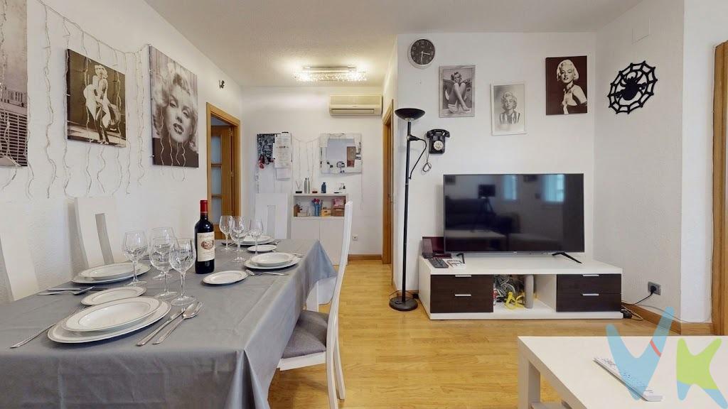¿Buscas comodidad, buena ubicación y una vivienda que no necesite reformas? Este piso en la primera planta de la Calle Alfonso XIII, es la oportunidad que estabas esperando. La vivienda se encuentra en buen estado de conservación, lista para que te mudes mañana mismo o para empezar a rentabilizar si buscas una inversión segura. Al ser un primer piso, el acceso es cómodo y rápido, ideal para el día a día. Vivienda muy bien distribuida de 3 dormitorios, salón , cocina y cuarto de baño. Las calidades son las siguientes, suelos de tarima y plaqueta, ventanas de pvc, puertas interiores de roble, exterior blindada, aire acondicionado bomba frío y calor , calefacción electrica de bajo consumo, acometida de gas natural en la cocina. El edificio tiene la ITE favorable hasta el año 2036 recién pasada este año en Febrero, comuidad de vecinos muy agradable y está en proyecto si ponen ascensor a la finca lo que le dara un valor superior a la vivienda.  Excelente conectividad con el centro: La zona está magníficamente comunicada. Los inquilinos o compradores pueden plantarse en el centro de Madrid en pocos minutos gracias a la cercanía de la Línea 1 de Metro (estaciones como Puente de Vallecas o Nueva Numancia) , varias líneas de autobuses nº54, nº56, nº57, nº58, nº10, nº111, nº310, nocturno N9 y conexiones directas con la M-30 y la A-3. Ideal para jóvenes y primera vivienda: Para quienes quieren dejar de pagar alquiler y comprar su primera casa en Madrid capital, esta calle ofrece precios mucho más accesibles que el resto de la almendra central, pero disfrutando de los mismos beneficios de vivir conectados a la metrópoli.  Vida de barrio con todo a mano: Es una zona totalmente consolidada llena de pequeños comercios, supermercados ahorramás, Lidl, Carrefour Market, , centros de salud Numancia y Avenida Peña Prieta con todo tipo de especialistas, colegios, lo que garantiza comodidad absoluta en el día a día sin depender de un coche, Colegio Divina Pastora, Nueva Numancia, Colegio Nuestra Señora de la Estrella, IES Vallecas I, Colegio Tajamar. Esta calle destaca porque es una vía tranquila y puramente residencial, pero con la inmensa ventaja de estar a solo unos pasos de los ejes comerciales más dinámicos del distrito y de la almendra central de Madrid, . Uno de los grandes privilegios de este piso es su cercanía al famoso Parque del Cerro del Tío Pío (el Parque de las Siete Tetas). Podrás disfrutar a diario de sus inmensas praderas verdes, instalaciones deportivas, carril bici y, sobre todo, de las vistas panorámicas y puestas de sol más espectaculares de todo Madrid. Un lujo natural para pasear, hacer deporte o desconectar sin salir de tu barrio. En cumplimiento de lo dispuesto en el artículo 20 del Texto Refundido de la Ley General para la Defensa de los Consumidores y Usuarios, en su redacción vigente desde el 28 de diciembre de 2025, se informa expresamente de que el precio publicado no incluye los impuestos ni los gastos adicionales derivados de la compraventa, tales como el Impuesto de Transmisiones Patrimoniales o el IVA en su caso, Actos Jurídicos Documentados, aranceles notariales y registrales u otros gastos inherentes a la operación, los cuales se determinarán en función del precio final de cierre de la compraventa. El precio final ofertado respeta la normativa reguladora de precios que resulte aplicable. 30 años a su servicio nos avalan. 