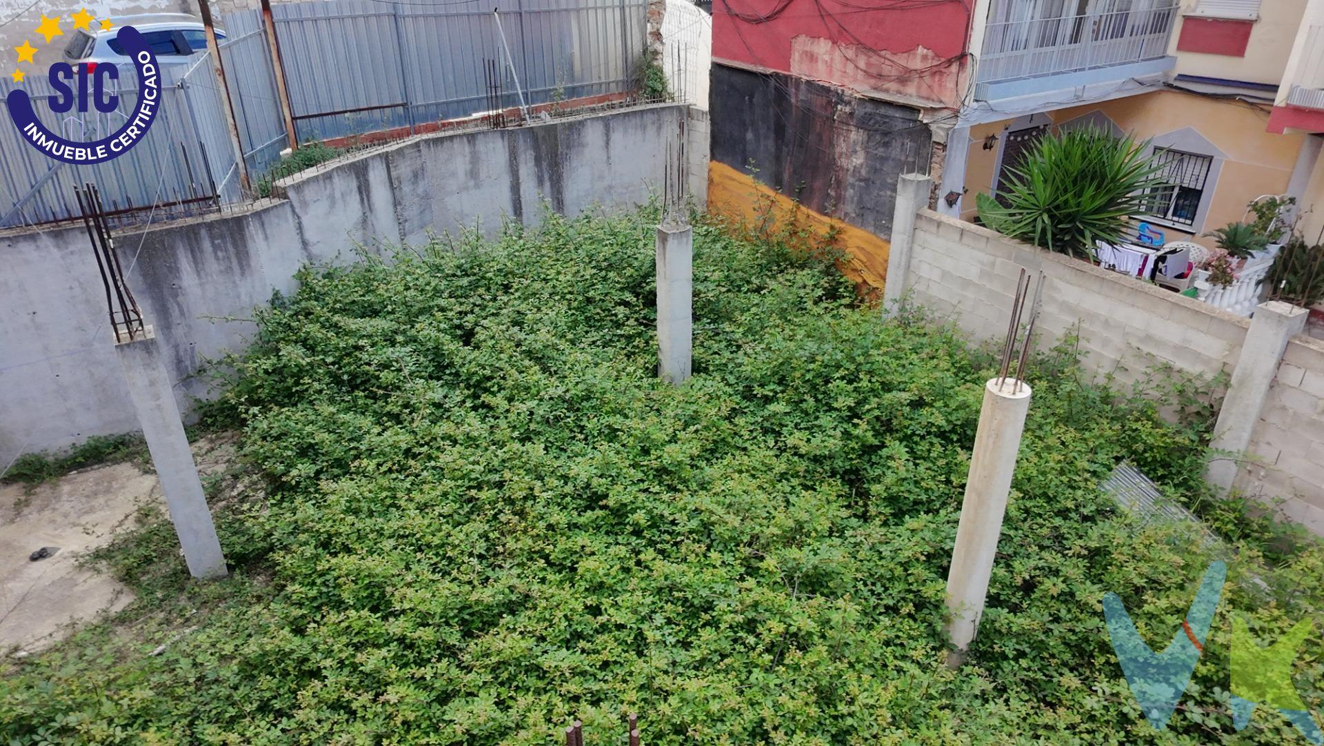 ¡Excelente oportunidad de inversión en Enguera!. Se vende este solar urbano de 250 m² con una edificabilidad estimada de 750 m², distribuidos en tres plantas: planta baja y dos plantas adicionales. Ubicado en la calle Cl Santo Tomás, 54, este terreno ofrece un gran potencial para construir tu próximo proyecto inmobiliario. La parcela permite una ocupación máxima del 100% de su superficie. El terreno se encuentra en una zona residencial con edificios bien conservados. A pocos metros, encontrarás una estación de autobuses , así como una amplia variedad de servicios y puntos de interés:. ●	Educación: A 180 metros de la Escuela Musical Santa Cecilia. ●	Comercio: A solo 60 metros de un supermercado Spar. ●	Bancos y cajas: A menos de 500 metros de bancos como Banco Santander y Caixabank. ●	Ocio: Parques cercanos como "Los Columpios" y "La Oliveta" a menos de medio kilómetro de distancia. El precio de venta es de 68.000 €, una cifra muy competitiva para el potencial que ofrece el terreno. ¡No dejes escapar esta oportunidad de construir la propiedad de tus sueños en Enguera!. ---. La descripción del presente inmueble e imágenes tienen mero carácter informativo y en ningún caso carácter contractual, pudiendo ser modificados por la inmobiliaria comercializadora sin que ello implique responsabilidad alguna frente a terceros. En el precio de venta a público, esta propiedad NO incluye los gastos de adquisición (Notario, registro, gestión, honorarios, etc…). 