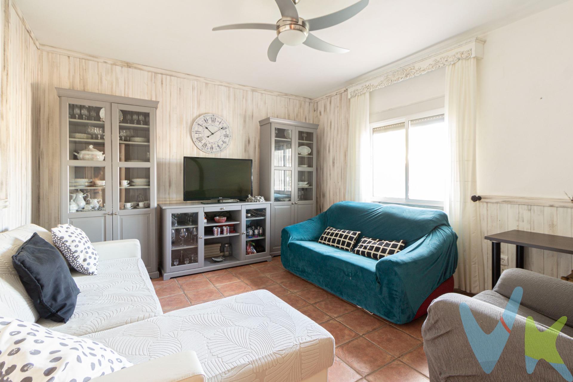 . Se vende magnífica propiedad ubicada en la zona de la Lobita ( Conil ) cuenta con una amplia parcela de 1.000 m² que ofrece múltiples construcciones independientes, ideal tanto para vivienda familiar, alquiler turístico o inversión. La vivienda principal, situada en planta baja, dispone de una acogedora cocina con zona de comedor, un luminoso salón y dos dormitorios, ofreciendo un espacio cómodo y funcional para el día a día. En la planta superior se encuentra una segunda vivienda independiente de madera, compuesta por cuatro dormitorios y un baño, perfecta para familia numerosa, invitados o alquiler independiente. Dentro de la finca también encontramos un apartamento de invitados con acceso directo a la piscina, equipado con cocina, lo que lo convierte en un espacio ideal para estancias privadas y confortables. En la parte trasera hay una segunda casa de madera que puede destinarse a apartamento adicional, zona de trabajo o almacén según necesidades. La propiedad se completa con:. Cuarto exterior para lavadora. WC en zona de piscina. Cuarto técnico para herramientas de piscina. Pérgola para aparcamiento de vehículos. Garaje cerrado de madera. Agua de red. Sistema de fosa séptica. Una finca muy versátil, con gran potencial y múltiples posibilidades de uso, ubicada en un entorno tranquilo y con espacios exteriores amplios para disfrutar al máximo. La vivienda se entrega solo con el mobiliario de la cocina. Algunas fotos están retocadas con inteligencia artificial. 📞 Contáctanos para más información o visita. Transparencia de precio, impuestos y honorarios: El precio publicado corresponde únicamente al precio de venta del inmueble y no incluye impuestos, gastos de compraventa ni honorarios a cargo del comprador. Impuestos: ITP o IVA + AJD (según la naturaleza de la transmisión). En Andalucía, en segundas transmisiones el ITP es 7 % con carácter general, pudiendo aplicarse tipos reducidos (6 % o 3,5 %) si se cumplen requisitos. Base del impuesto: con carácter general, la base será la mayor entre el precio declarado y el valor de referencia (según normativa aplicable). Gastos de compraventa: Notaría, Registro y, en su caso, Gestoría (desde 2.000 € orientativo, según operación). Honorarios comprador (no incluidos): 3 % + IVA, con mín. 3.500 € + IVA si precio < 115.000 €. Se informan y aceptan por escrito (hoja de encargo/servicios) antes de la visita y de cualquier gestión vinculada a la compra. Ficha informativa (Decreto 218/2005) a disposición del interesado. Fuentes oficiales: Información tributaria y valor de referencia disponible en Sedes Oficiales de la Junta de Andalucía y se facilitan a quien lo solicite. Exclusiva: Por mandato expreso del propietario, este inmueble se comercializa en exclusiva a través de la Inmobiliaria. Se ruega no contactar directamente con propiedad/ocupante/vecinos. 
