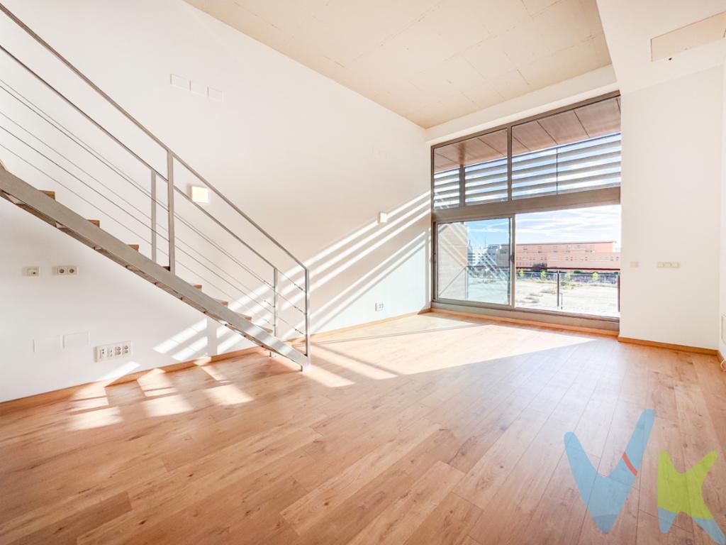 ✨ Vive el diseño. Siente la ciudad. Imagina despertar cada mañana en un espacio que inspira. Este exclusivo loft, ubicado a un paso del centro de Valencia, no es solo una vivienda: es una declaración de estilo y una forma de vida.Diseñado por uno de los estudios de arquitectura más prestigiosos de España, Reid Fenwick Asociados (Mark Fenwick y Javier Iribarren), el complejo refleja una arquitectura moderna, funcional y profundamente estética. Aquí, cada línea y cada detalle fueron pensados para quienes valoran el diseño, la luz y la fluidez de los espacios.Ideal para quienes viven el presente con visión contemporánea. Espacios abiertos, materiales nobles y una atmósfera que invita a la creatividad y al confort. Un refugio urbano para profesionales, parejas o almas libres que buscan una conexión entre el ritmo de la ciudad y la serenidad de su hogar.Y todo esto, en una urbanización privada, con plaza de garaje y en una zona en plena transformación y crecimiento, donde lo mejor de Valencia está literalmente a tu alcance.📍 Tu nuevo espacio te espera. Porque no necesitas más metros, solo necesitas el lugar correcto.___________________________   Por encargo directo del propietario, gestionamos la venta de este inmueble en exclusiva, lo que le garantiza un servicio de calidad, información transparente y un proceso ágil, sin intermediaciones innecesarias. Por respeto a la privacidad del propietario, los ocupantes y los vecinos, solicitamos no contactarles directamente. Agradecemos su comprensión.Si usted es un profesional inmobiliario y tiene un cliente interesado en esta propiedad, no dude en llamarnos. Estaremos encantados de colaborar. 