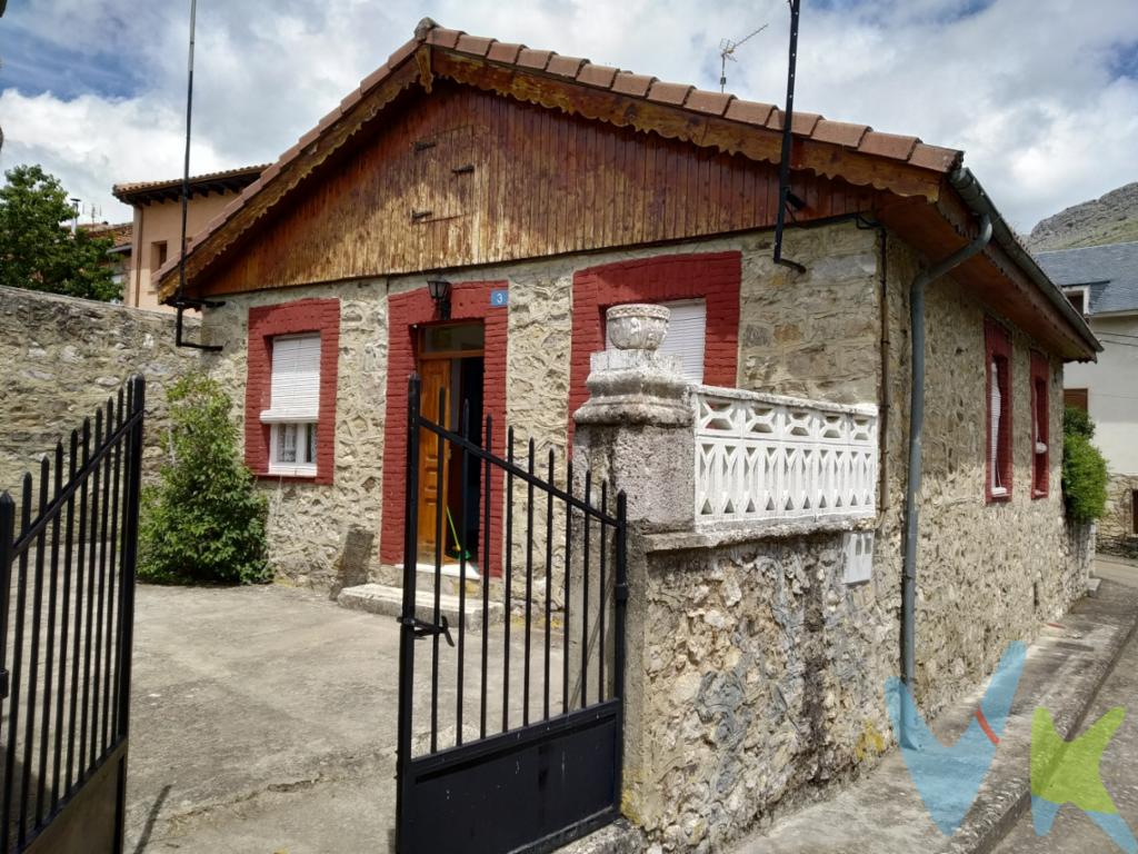  ¿Estás buscando tu futuro hogar en un entorno natural y tranquilo? Tenemos el lugar perfecto para ti. Esta encantadora casa, disponible para la venta, se encuentra en el montañoso pueblo de Aviados, municipio de Valdepiélago. Con su atmósfera serena y servicios accesibles, esta propiedad es ideal para quienes buscan una vida relajada sin renunciar a las comodidades modernas.La vivienda cuenta con tres espaciosas habitaciones, proporcionando un refugio acogedor para cada miembro de la familia. Los ambientes bien distribuidos crean una sensación de amplitud que maximiza los 20 metros útiles de espacio interior. Cada rincón ha sido diseñado pensando en la comodidad y el bienestar de sus residentes.Su construcción de 75 metros cuadrados totales ofrece una estructura de piedra muy bien conservada. La casa está lista para entrar a vivir, pero también ofrece la opción de personalizar los espacios según su gusto y estilo. Imagina decorar estas habitaciones a tu manera y crear un hogar que realmente refleje tu personalidad.Las ventajas de esta propiedad no terminan dentro de las paredes. Un trastero adicional proporciona espacio extra para almacenar pertenencias, permitiendo así mantener el orden en el hogar. No necesitas preocuparte por el espacio para tus herramientas, bicicletas o artículos de temporada, ya que esta característica ofrece la solución perfecta.Entre las facilidades de este inmueble se encuentra un sistema de alcantarillado, garantizando un entorno higiénico y libre de preocupaciones. Vivir aquí supone disfrutar de un estilo de vida sin sobresaltos, donde los servicios básicos están asegurados para tu tranquilidad.La ubicación es uno de los puntos más atractivos de esta casa. Situada en Aviados, municipio de Valdepiélago, tendrás a tu alcance la belleza de la naturaleza gracias al paisaje montañoso que la rodea, al igual que la proximidad de servicios que son cruciales para la vida diaria como es  la presencia de una estación de tren cercana que  mejora notablemente la accesibilidad, conectándote con otras ciudades y localidades de manera rápida y eficiente. Olvídate del estrés de largos viajes en coche y disfruta del confort del transporte público a pocos pasos de tu puerta.Valdepiélago ofrece un entorno idóneo para los amantes de la naturaleza. Rodeada de paisajes impresionantes, brinda la oportunidad de disfrutar de paseos, excursiones y una variedad de actividades al aire libre que renuevan cuerpo y mente. Esta vivienda es un punto de partida inmejorable para aventurarte en los alrededores y descubrir la belleza que esta área tiene para ofrecer.No dejes pasar la oportunidad de poseer esta maravillosa casa en Valdepiélago. Con su combinación de características atractivas, localización privilegiada y un precio competitivo en el mercado, es una opción que destaca por encima del resto. Contáctanos hoy mismo para obtener más información o para concertar tu visita. Tu futuro hogar te espera. Contamos con más de 35 años de experiencia acreditada y nuestro objetivo es garantizarle un servicio de compra humano, ético, de calidad, fácil y seguro. Nuestro equipo lo integran agentes con la titulación AIR (Agente Inmobiliario Registrado), somos CRS (Council of Residential Specialist) y API. (Agente de la Propiedad Inmobiliaria Colegiado nº248). Contamos con un seguro de Caución que nos permite garantizar el depósito de las cantidades entregadas por nuestros clientes. Te ayudamos con la financiación con las mejores condiciones hipotecarias hasta el 100%. Consulte en nuestras reseñas de Google lo que opinan los clientes que ya han trabajado con nosotros.  El precio NO incluye: Impuestos, gastos de Notaría, registro y honorarios de los servicios contratados por los compradores a la Agencia Inmobiliaria. 