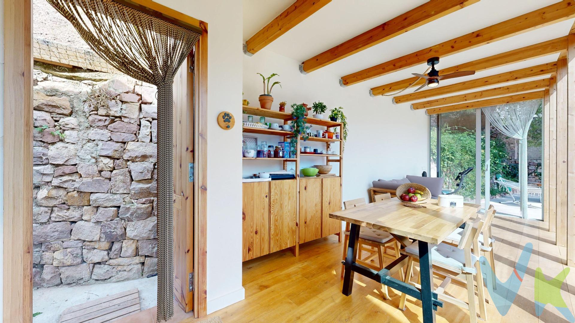 Ubicada en un entorno natural privilegiado, esta espectacular vivienda ofrece una experiencia única de confort, diseño y conexión con la naturaleza. Se trata de una casa completamente reformada, donde cada detalle ha sido cuidadosamente pensado y ejecutado con materiales de primera calidad, combinando elegancia, funcionalidad y durabilidad. La propiedad destaca por sus imponentes vistas panorámicas a la Sierra de la Calderona que se disfrutan prácticamente cualquier rincón de la casa. Tres amplias terrazas estratégicamente orientadas permiten aprovechar al máximo la luz natural durante todo el día, y ofrecer espacios ideales para relajarse, compartir comidas al aire libre o simplemente contemplar el paisaje. . En el interior, la reforma integral ha transformado la vivienda en un hogar contemporáneo con alma. Los suelos de madera de roble natural, dispone de dos puertas de acceso a la vivienda de de roble maciza y ventanas exteriores oscilobatientes que aseguran el confort térmico y acústico en cada estancia. La cocina dispone de cocina de inducción y cocina de leña, ha sido equipada con electrodomésticos de última generación y encimeras de piedra natural, convirtiéndola en el corazón social de la casa, el salón con cerramiento acristalado y salida directa a una de la terrazas donde poder disfrutar de la compañía junto a la barbacoa. Además, la vivienda cuenta con dos habitaciones, chimenea en el salón, vigas de madera y techos altos dando amplitud y confort a las estancias, así como seguridad al disponer de alarma. En resumen, esta casa representa una oportunidad única para quienes buscan vivir rodeados de naturaleza, sin renunciar al confort, la calidad y el diseño. Ideal tanto como residencia habitual como para escapadas de descanso, es un lugar donde cada amanecer frente a las montañas recuerda el privilegio de vivir en un entorno así. 📞 ¡No dejes pasar esta oportunidad! Contáctanos para más información o para concertar una visita. Nota: Honorarios de agencia no incluidos en el precio. Si necesitas financiación, no dudes en consultarnos. El mobiliario de la vivienda que aparece en las fotos no esta incluido en el precio pero se puede negociar. . 