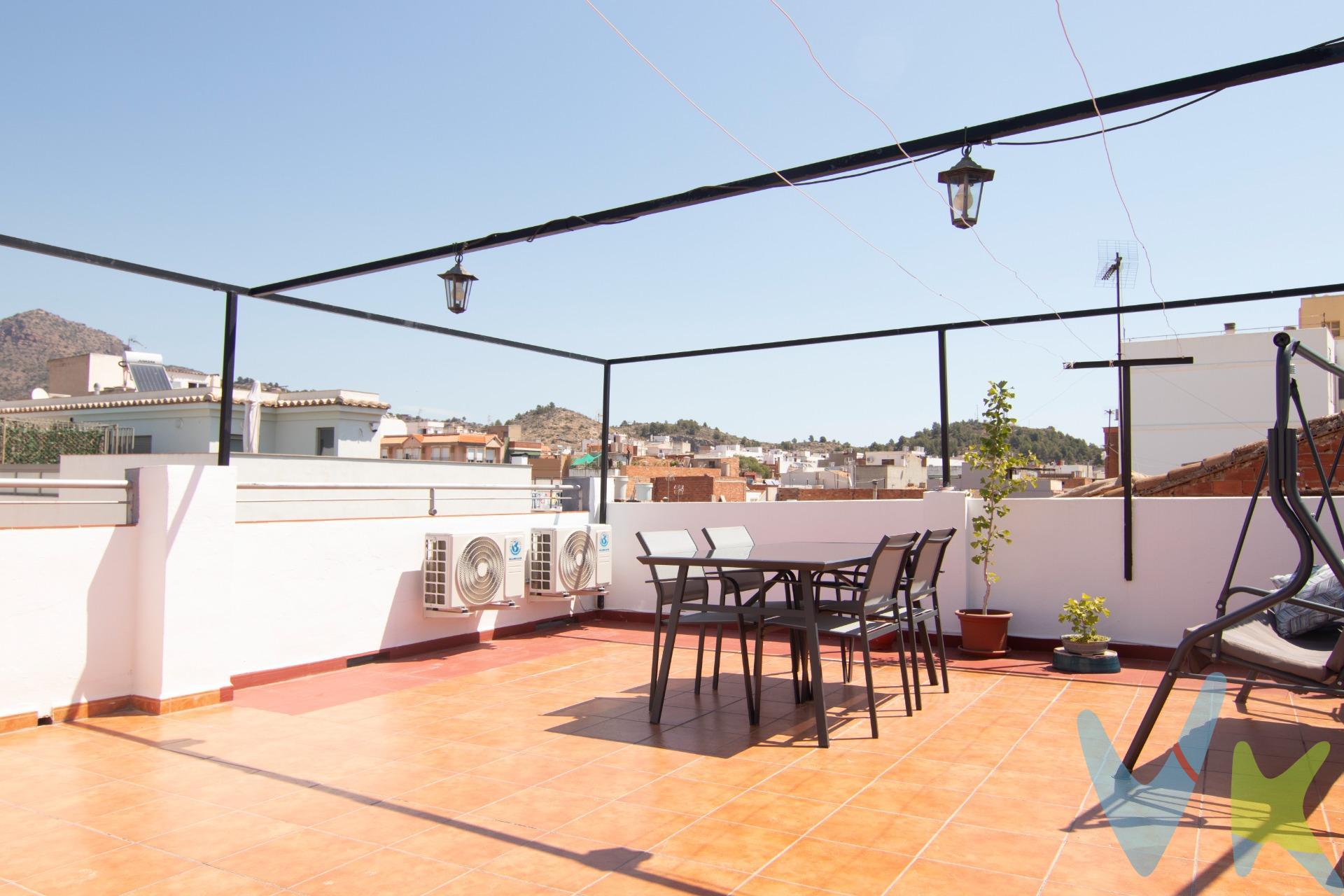 Se vende casa completamente reformada, situada en un barrio céntrico de la población. Esta encantadora vivienda de dos alturas ofrece todas las comodidades modernas combinadas con un diseño elegante y funcional. Planta Baja:. Al entrar en la planta baja, encontrarás una amplia y luminosa zona de estar que incluye un acogedor salón ideal para reuniones familiares y momentos de relax. La cocina, totalmente equipada con electrodomésticos de última generación, cuenta con una salida directa a un encantador patio privado, perfecto para disfrutar de comidas al aire libre. Además, en esta planta se dispone de un aseo para mayor comodidad. Primera Planta:. La primera planta alberga tres amplias habitaciones, todas ellas con abundante luz natural y espacio de almacenamiento. También se encuentra un baño completo con acabados de alta calidad, diseñado para proporcionar el máximo confort. Segunda Planta:. En la segunda planta se encuentra una práctica zona de lavandería que facilita las tareas domésticas diarias. Desde aquí, se accede a una gran terraza con barbacoa, el lugar ideal para disfrutar de asados y reuniones al aire libre, mientras se contempla el entorno urbano. Esta casa es una oportunidad única para quienes buscan vivir en el corazón de la ciudad con todas las ventajas de una vivienda moderna y completamente reformada.