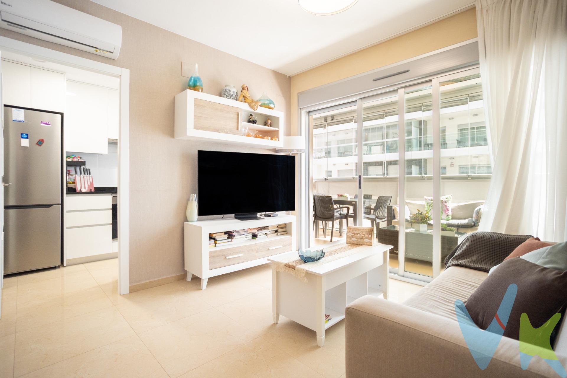 Exclusiva propiedad en PRIMERA LINEA DE PLAYA – Un enclave privilegiado junto a Marina d'Or y el Parque Natural del Desierto de las Palmas. Presentamos esta espectacular vivienda ubicada en un entorno inmejorable, en primera línea del mar Mediterráneo. Se trata de una propiedad de RECIENTE CONSTRUCCIÓN (año 2022), que combina DISEÑO MODERNO, acabados de altísima CALIDAD y una UBICACIÓN estratégica, ideal tanto para residencia habitual como para inversión. Situada en una zona emblemática y de gran proyección, esta propiedad se encuentra a escasos minutos de la reconocida ciudad vacacional Marina d'Or y del impresionante Parque Natural del Desierto de las Palmas, lo que permite disfrutar de la NATURALEZA, el MAR y una amplia oferta de OCIO durante todo el año. El complejo residencial ofrece excelentes prestaciones y zonas comunes pensadas para el bienestar de toda la familia. Dispone de varias PISCINAS para adultos y niños, jacuzzis, amplias ÁREAS INFANTILES, y un elegante salón social ideal para reuniones o celebraciones. Todo esto con accesos perfectamente comunicados y servicios a mano, que garantizan una vida cómoda y práctica. La vivienda destaca por su luminosidad, distribución eficiente y materiales de primerísima calidad, que reflejan un estilo contemporáneo y sofisticado. INCLUYE PLAZA DE APARCAMIENTO Y TRASTERO. Además, se trata de una excelente oportunidad de inversión, ya que se encuentra en una zona en pleno desarrollo urbanístico, con nuevas promociones previstas a entregar en los próximos 20 meses, lo que incrementará significativamente el valor de la propiedad. Una oportunidad única de adquirir una propiedad excepcional a un precio muy por debajo del valor de mercado. . Vive o invierte en un lugar donde el sol, el mar y la tranquilidad se convierten en parte de tu día a día. Conctactanos para más información! 🏡🏖🏞. La descripción y los datos del presente inmueble tienen carácter meramente informativo y en ningún caso contractual. En el precio de la vivienda no están incluidos los honorarios de agencia, gastos de compraventa y/o financiación. Por mandato expreso del propietario, comercializamos este inmueble en exclusiva compartida, lo que garantiza un servicio de calidad, un trato fácil y personalizado, una gran difusión en nuestras redes compartidas y sin interferencias de terceros. Por este motivo se ruega no molestar al propietario, a los ocupantes de la propiedad, a los vecinos o conserjes del edificio si los hubiera. . Si eres una agencia, llámanos colaboraremos contigo. Muchas gracias. 