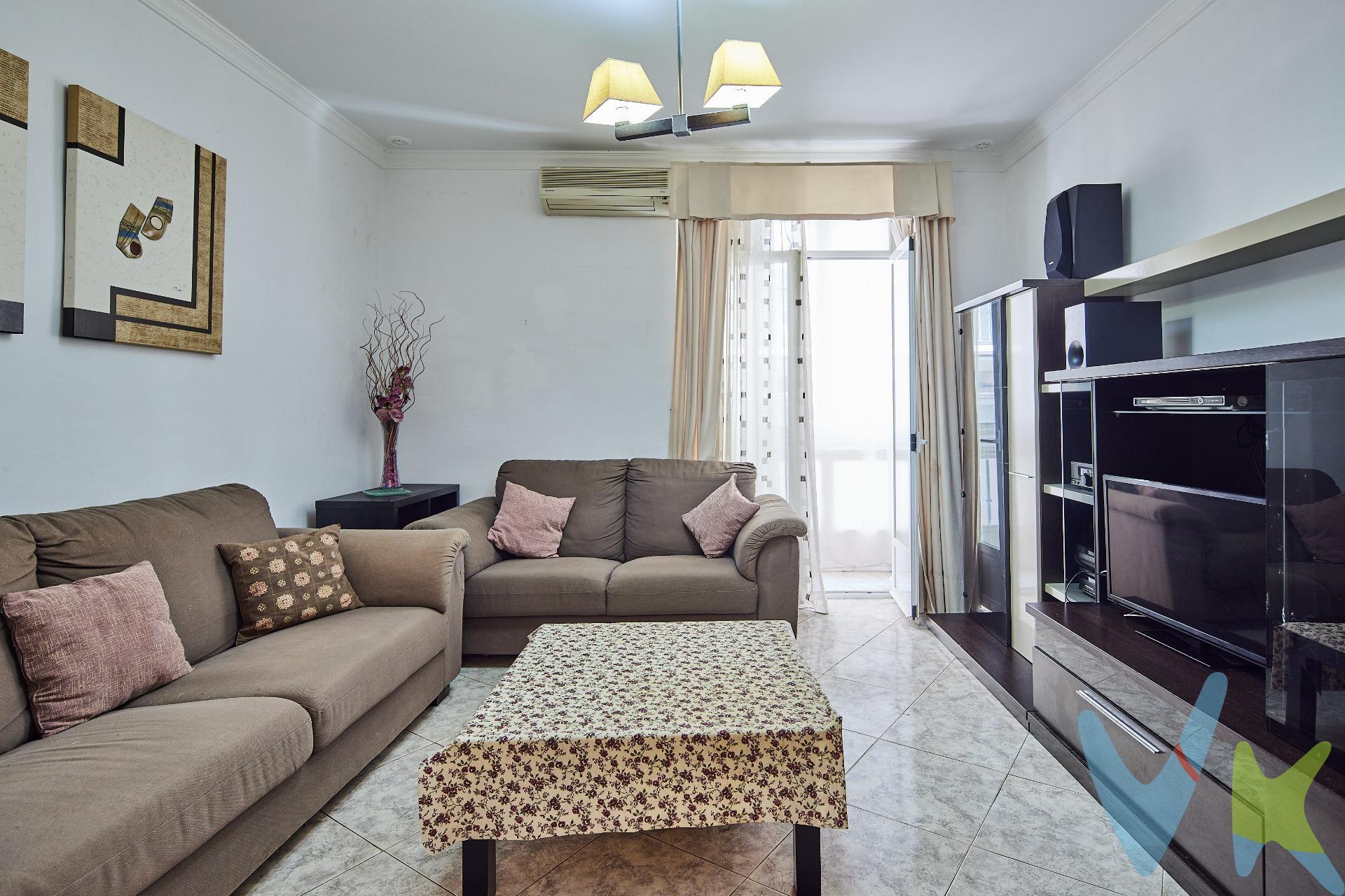 Magnífica vivienda de dos dormitorios con mas de 100 metros cuadrados en pleno corazón del casco antiguo de la ciudad, a escasos metros de la Plaza del Palillero y de la Plaza de Candelaria. Disfrute de la posibilidad de los atractivos que presenta la ciudad tal y como salga de su casa. La vivienda cuenta con un amplio salón comedor con cierro a la calle con posibilidad de dos ambientes, estar y comedor y split de aire acondicionado. Dormitorio principal amplio, con posibilidad de amplio armario y ventilación a la galería que da al patio principal del edificio. Dormitorio individual de buen tamaño y con armario empotrado. Cocina amueblada en perfectas condiciones. Cuarto de baño completo con bañera y bidé. La vivienda cuenta además en su interior con un trastero. Edificio en buen estado con ITE vigente hasta 2056 fruto de una rehabilitación integral. * Gastos, Impuestos y Honorarios de la Agencia no incluidos en el precio. *Si estás interesado en esta vivienda pero tienes que vender, contacta con nosotros, te ayudamos a encontrar comprador para tu vivienda. Periodo de validez de la publicación 30/12/2026.  .  