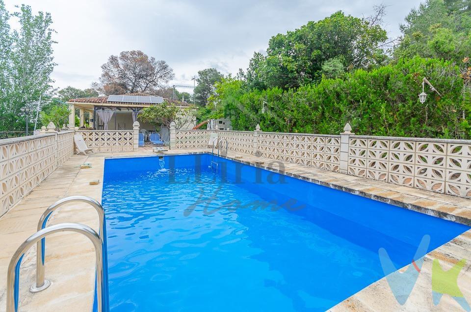 Ref. 04318.- EXCLUSIVA- Chalet con amplia parcela y piscina en Macastre. 🏡 Chalet en venta en Macastre (Valencia), a 7 km del núcleo urbano. 🌿 ¡Vive rodeado de naturaleza y tranquilidad!. Magnífica propiedad situada en un entorno natural muy bonito, ideal para quienes buscan paz, espacio y calidad de vida, a tan solo unos minutos del pueblo y con acceso asfaltado hasta pocos metros antes de la entrada. Ubicado a 7 km del núcleo urbano de Macastre y 12 km de Buñol. 📐 Características de la parcela. 🏞️ Superficie total: 2.493 m². 🔒 Parcela totalmente vallada. 💧 Agua potable. ⚡ suministro eléctrico de red . ⚡ sistema de apoyo eléctrico mediante 8 placas solares y 2 baterías. ♻️ Desagüe por pozo ciego. 🏊‍♂️ Piscina privada. 🚗 Garaje y trastero. 🧺 Lavadero. 🍖 Barbacoa y cocina exterior. 🌅 Dos terrazas cubiertas y pérgola de madera. 🏠 Distribución de la vivienda. 🛋️ Salón-comedor con split frío/calor. 🍳 Cocina independiente. 🛏️ 3 dormitorios. 🚿 1 baño completo. Detalles interiores:. Suelos de terrazo. Ventanas metálicas abatibles. Split en salón frío/calor. Termo eléctrico para agua caliente. 🚍 Otros datos de interés.  A tan sólo 7 Km de Macastre y a 40 minutos en coche al aeropuerto.  Acceso asfaltado hasta 150m antes de la puerta.  Servicio de autobús cercano. Entorno natural precioso, ideal para desconectar y disfrutar al aire libre. ✨ Una oportunidad única para vivir o disfrutar del fin de semana en plena naturaleza, con todas las comodidades y amplios espacios exteriores. 📞 Contacta con nosotros para más información o para concertar una visita. Información importante:. Gastos de intermediación, notaría, registro de la propiedad, gestión de cambio de nombre e impuesto de transmisiones patrimoniales no incluidos en el precio del inmueble ofertado. Por expreso deseo del propietario, este inmueble se comercializa en exclusiva por nuestra empresa. Rogamos no contactar directamente con la propiedad. Para visitas, contacte con nosotros. Información al consumidor:. La compra del inmueble conlleva honorarios adicionales a consultar. 📄 Servicios incluidos:. Supervisión de documentación y estado registral. Negociación con el vendedor. Redacción de contratos. Seguimiento de la operación hasta la firma. Presentación a entidades financieras. Acompañamiento al tasador. Visitas adicionales al inmueble. Cambio de suministros eléctricos y de agua (y gas si aplica). 📞 Contacta con nosotros para más información y visitas: 962781409. 🌐 Llíria Home Inmobiliaria: www.lliriahome.com. #exclusiva=venta=compromiso #inmobiliarialiria #lliriahomeinmobiliaria #firmanotaria #clientescontentoslliriahome. . 