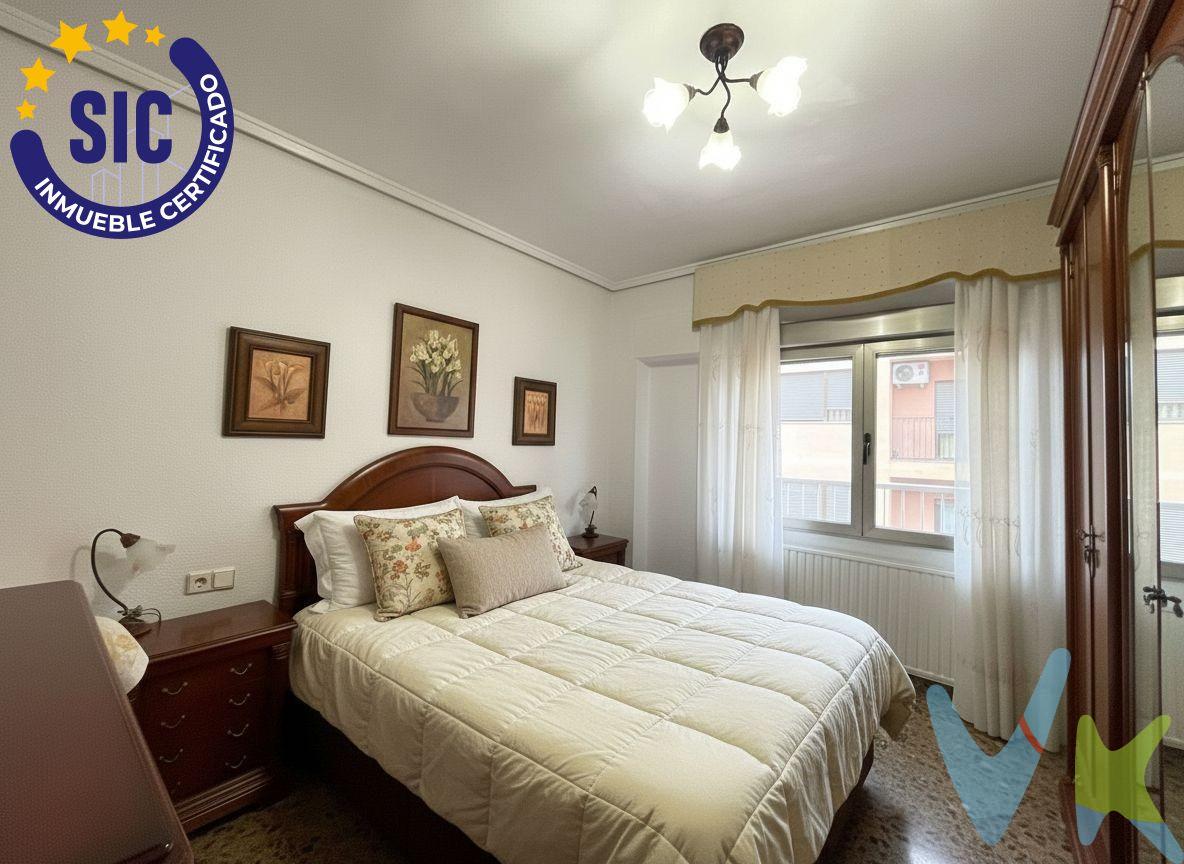 Hay viviendas que simplemente visitas… y otras que, nada más cruzar la puerta, te hacen sentir que perteneces a ellas. Este piso en Utiel tiene esa magia especial: la de convertirse en hogar desde el primer instante. Situado en la calle Estación, a escasos metros de la estación de tren, disfrutarás de la comodidad de tener todos los servicios y conexiones a tu alcance, sin renunciar a la tranquilidad de un barrio consolidado. Aquí, el día a día fluye con calma: paseos, comercios cercanos, la facilidad de. moverte sin complicaciones… calidad de vida real. El edificio, construido en 1979, transmite solidez y carácter gracias a su elegante fachada de ladrillo cara vista. La entrada de la portería es amplia y luminosa, con escaleras anchas de mármol, rampa de acceso y posibilidad de entrada directa desde el garaje interior. Además, el ascensor con acceso mediante código aporta un extra de seguridad y privacidad, un detalle que marca la diferencia. En la tercera planta te espera una vivienda de 118 m² donde todo está pensado para disfrutar del espacio. Su diseño cuadrado permite estancias amplias, bien distribuidas y muy luminosas. Nada más entrar, un gran hall recibidor estilo distribuidor te da la bienvenida y organiza la casa con. naturalidad, creando esa agradable sensación de orden y amplitud. A la izquierda, encontramos una espaciosa cocina con muebles de madera de primera calidad, cálida y funcional, acompañada de un lavadero independiente con caldera que alimenta la calefacción por radiadores, garantizando confort durante todo el año. A la derecha, el salón-comedor se abre con grandes ventanales a la fachada principal y salida al balcón, un rincón perfecto para relajarte, leer o compartir momentos especiales. La zona de descanso ofrece tres habitaciones dobles y una estancia adicional tipo despacho, todas con armarios empotrados, ideales para familias, teletrabajo o invitados. Completan la vivienda un aseo y un baño completo con plato de ducha. Materiales de calidad, amplitud, luz natural, excelente ubicación y plaza de garaje incluida. Ven a conocerlo… porque cuando lo veas, sabrás que es aquí. . VENTA:. PVP 155.000€.  Gastos e impuestos no incluidos en el precio. La compra conlleva impuestos y gastos de formalización para el comprador. A título orientativo se informa que en segundas transmisiones el  ITP  con carácter general en  Valencia  es del  10%, pudiendo existir otros tipos impositivos atendiendo a  las circunstancias  personales del comprador u otras circunstancias previstas legalmente. Base imponible del impuesto el mayor valor entre el precio de compraventa, la tasación o el valor de referencia catastral. En cuanto a los gastos de  notaría y registro, en su caso,  suelen oscilar aprox; entre 1,5% y 2,5% (aranceles variables según precio, n.º de copias y complejidad). El comprador elige notario. Si el comprador precisase de  hipoteca: tasación, condiciones y costes bancarios serán según entidad elegida por el comprador, así como los gastos de gestoría, y cualesquiera otros gastos inherentes a la formalización de la compraventa que legalmente correspondan a la parte compradora, salvo pacto expreso en contrario con el vendedor. El consumidor tiene,  conforme a la normativa vigente, a su disposición información y documentación adicional relativa al inmueble y condiciones de la compraventa, que podrá ser consultada en C/Joaquín Costa 4, bajo 46005 Valencia o urbe2@remax.es. Honorarios de mediación inmobiliaria a cargo del  COMPRADOR: (3% del precio final de venta más IVA (21%), salvo otro pacto.); y  de VENDEDOR (según acuerdo con el mismo). . Se informa al consumidor que la agencia actúa como intermediaria inmobiliaria en la operación, estando cualquier eventual compraventa y sus condiciones sujeta a la aceptación expresa del propietario-vendedor y a la posterior formalización del correspondiente contrato.