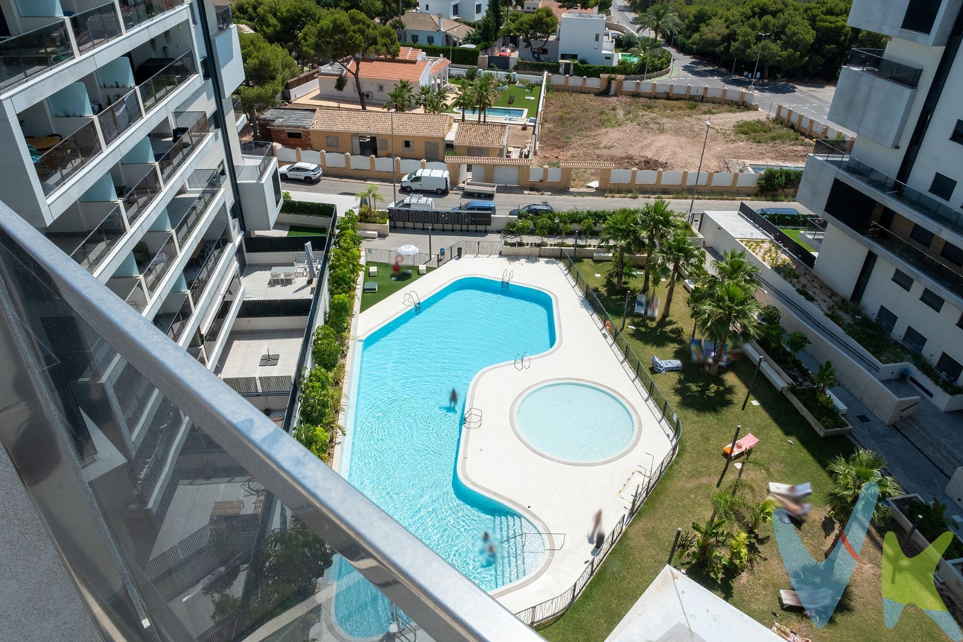 Mocadi Real Estate presenta este espectacular ático situado en la séptima planta del exclusivo residencial Seagardens, una vivienda que destaca por su diseño contemporáneo, sus excelentes calidades y unas impresionantes vistas al Mediterráneo. Con 109 m² construidos, ofrece una distribución cómoda y funcional, con 3 dormitorios, 2 baños completos (uno de ellos en suite), una elegante cocina totalmente equipada y un amplio salón-comedor con acceso directo a una fantástica terraza de 44 m², perfecta para disfrutar del clima y de las vistas durante todo el año. ✨ Entre sus principales características destacan:. * Plaza de garaje incluida en el precio. * Aire acondicionado por conductos con control WiFi. * Certificación energética A. * Carpintería exterior de alta eficiencia con sistema de ventilación. * Acabados modernos y materiales de primera calidad. Uno de los grandes atractivos de esta propiedad es su exclusivo residencial, diseñado para disfrutar del máximo confort sin salir de casa. Sus completas zonas comunes incluyen piscina exterior, piscina climatizada, gimnasio totalmente equipado, amplias zonas ajardinadas, parque infantil, zona gourmet y una espectacular terraza chill out en la azotea. Ubicado a tan solo 800 metros de la playa de La Glea, con todos los servicios a su alcance, La Zenia Boulevard a pocos minutos y excelentes conexiones con la AP-7 y el aeropuerto de Alicante. Una vivienda que reúne diseño, calidad, ubicación y unas excepcionales zonas comunes, ideal tanto como residencia habitual como para disfrutar de una segunda vivienda junto al mar. 📞 Solicita más información o concierta una visita. . La descripción y los datos del presente inmueble tienen carácter meramente informativo y en ningún caso contractual. 