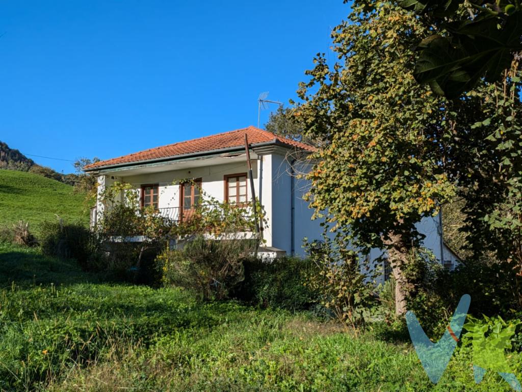 Situada en el pintoresco Barrio de San Andrés, entre el río y la montaña, esta casa independiente, representa una oportunidad única para quienes valoran la autenticidad cántabra y buscan crear un hogar que refleje sus propios sueños en un entorno con encanto. Esta propiedad que antiguamente era una casa ganadera, conserva el carácter y la autenticidad de la arquitectura tradicional del norte de España. Actualmente, la vivienda brinda una magnífica oportunidad de reforma para adaptar cada rincón a tus gustos y necesidades. Con posibilidades de ampliación, puedes transformar la antigua cuadra y el pajar en estancias adicionales, creando un hogar aún más espacioso y funcional, ideal para el disfrute familiar o para desarrollar áreas personalizadas. Rodeada de naturaleza y verdes paisajes, es un auténtico refugio de tranquilidad. Ubicada a escasos minutos de la zona urbana de Los Corrales de Buelna, combina la serenidad de su entorno rural con la comodidad de tener servicios cercanos. La única banda sonora es la de la naturaleza: el trino de los pájaros y el mugir de las vacas, proporcionando el ambiente perfecto para quienes desean una vida en contacto con la naturaleza, sin estar completamente aislados.