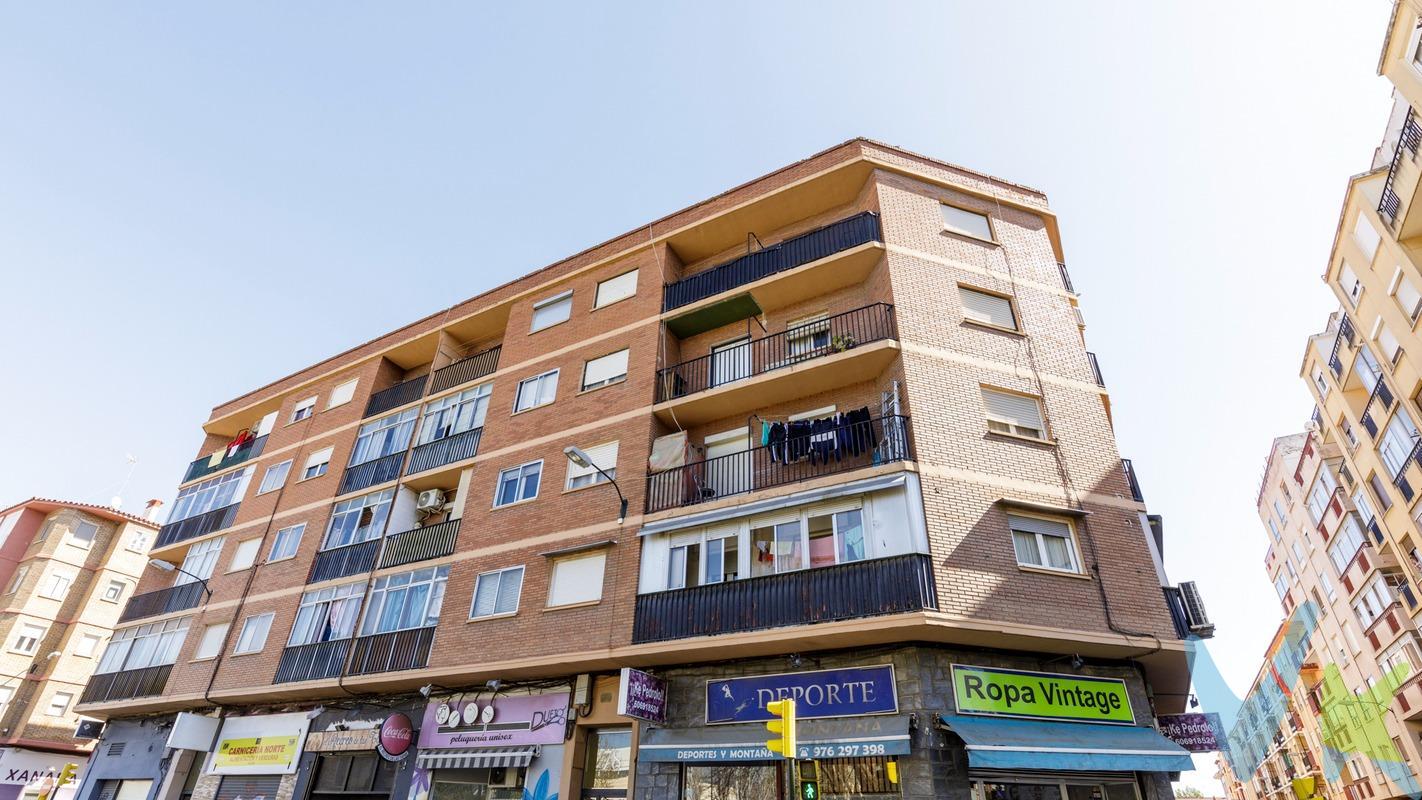 Entrada a las Fuente. Piso totalmente exterior en Dr. Iranzo, frente a CEIP Las Fuentes y el centro médico. . Cuenta con 71 m² construidos, distribuidos en salón exterior a Dr. Iranzo, con buenas vistas frente al colegio, cocina independiente exterior con terraza, un dormitorio doble exterior y dos dormitorios uno de ellos con acceso a terraza de 5 metros, exteriores al centro medico y colegio y 1 baño. La vivienda se encuentra para reformar, ideal para diseñarla a tu gusto. Dispone de suelos de terrazo y ventanas de madera. Vivienda ubicada en una 3ª planta de un edificio de 4 alturas sin ascensor. Destaca por su gran luminosidad al ser completamente exterior y su buena ubicación, con todos los servicios cercanos. El precio no incluye impuestos, gastos de notaría, registro ni honorarios de intermediación. Este anuncio tiene carácter informativo y no es contractual. Puede estar sujeto a errores o modificaciones.