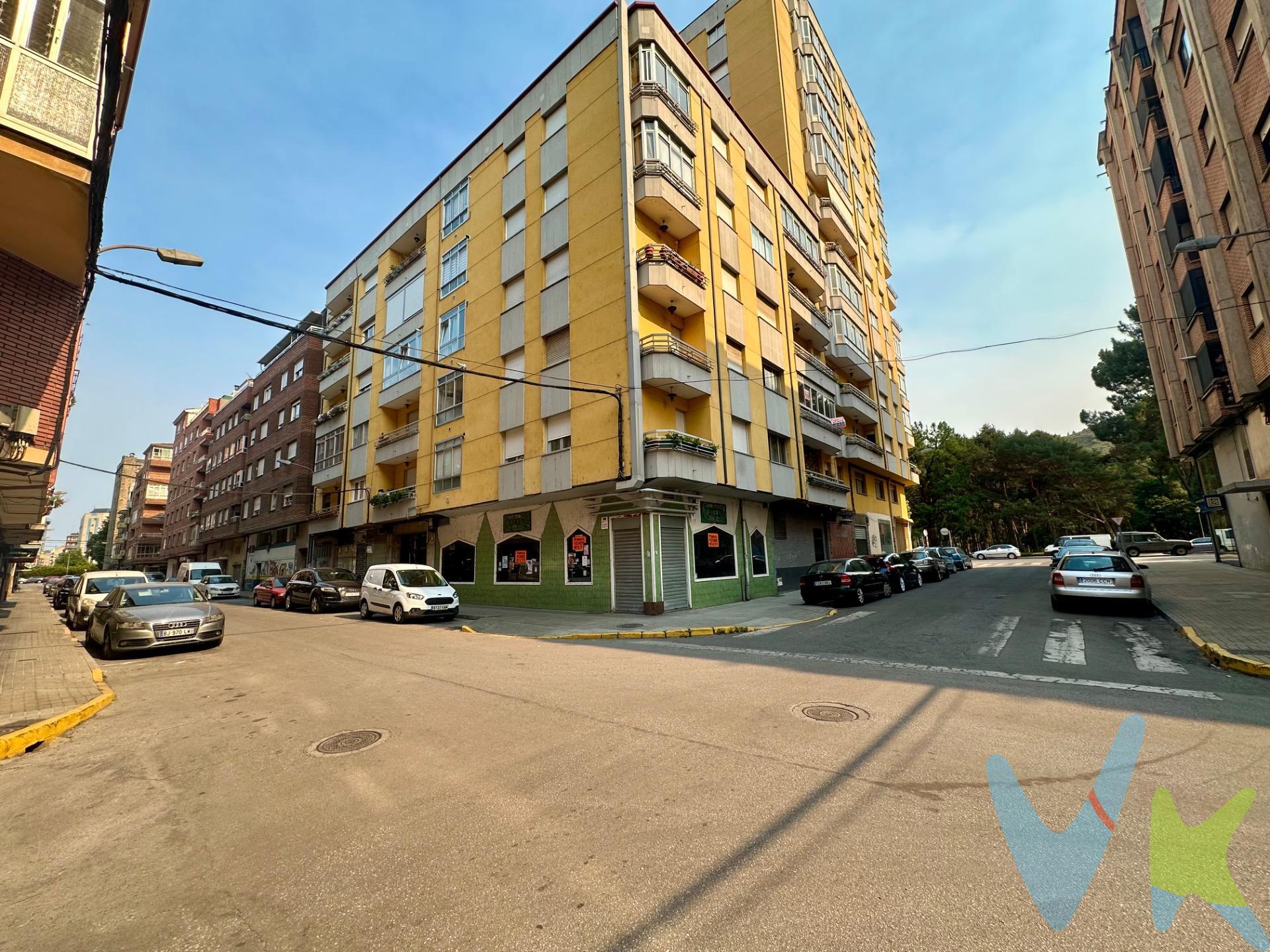 Descubre esta amplia oportunidad de inversión en el corazón de Ponferrada, específicamente en la cotizada zona Temple. Este piso cuenta con una superficie total construida de 127 m² y útil de 115 m², proporcionando un espacio versátil que se adapta a tus necesidades. La propiedad se encuentra en estado para reformar, lo cual brinda la posibilidad perfecta para personalizar cada rincón según tu estilo y preferencias. Con orientación oeste y ventanas que permiten abundante luz natural durante las tardes, este hogar tiene un atractivo especial. Dispone de cuatro habitaciones sencillas ideales tanto para familias como para compartir o convertirlas en oficinas privadas; además incluye dos baños completos pensados para su funcionalidad diaria. Cocina independiente con acceso galería y salón. No olvidemos mencionar su terraza exterior adicional con una superficie aproximada de 4 m² donde podrás disfrutar del aire libre sin salir del hogar. Esta es una ocasión única: no solo por el precio competitivo situado dentro del mercado inmobiliario local —tan solo €65,000— sino también porque representa un lienzo perfecto esperando ser transformado por ti.
