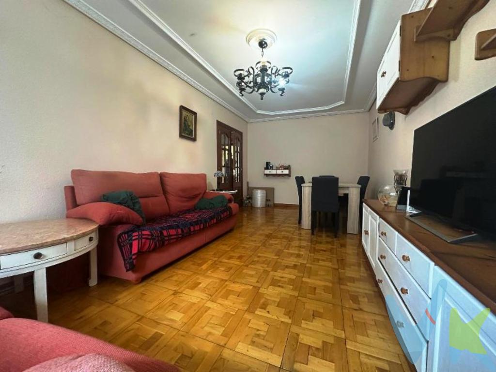 !!!ATENCIÓN!!! !!! GRAN OPORTUNIDAD !!!!!Se vende planta alta de vivienda unifamiliar en Los Corrales de Buelna (Cantabria).En una zona tranquila y bien comunicada, se vende la planta superior de una vivienda unifamiliar, con garaje propio y todos los servicios que necesites para el día a día muy cerca (supermercados, colegios, transporte...).La vivienda cuenta con tres habitaciones, un baño completo, cocina independiente, un salón muy luminoso y dos balcones con vistas despejadas.Ideal como primera vivienda o inversión, en una zona con buena calidad de vida y entorno natural.Para más información o visita ¡Consúltanos sin compromiso! 