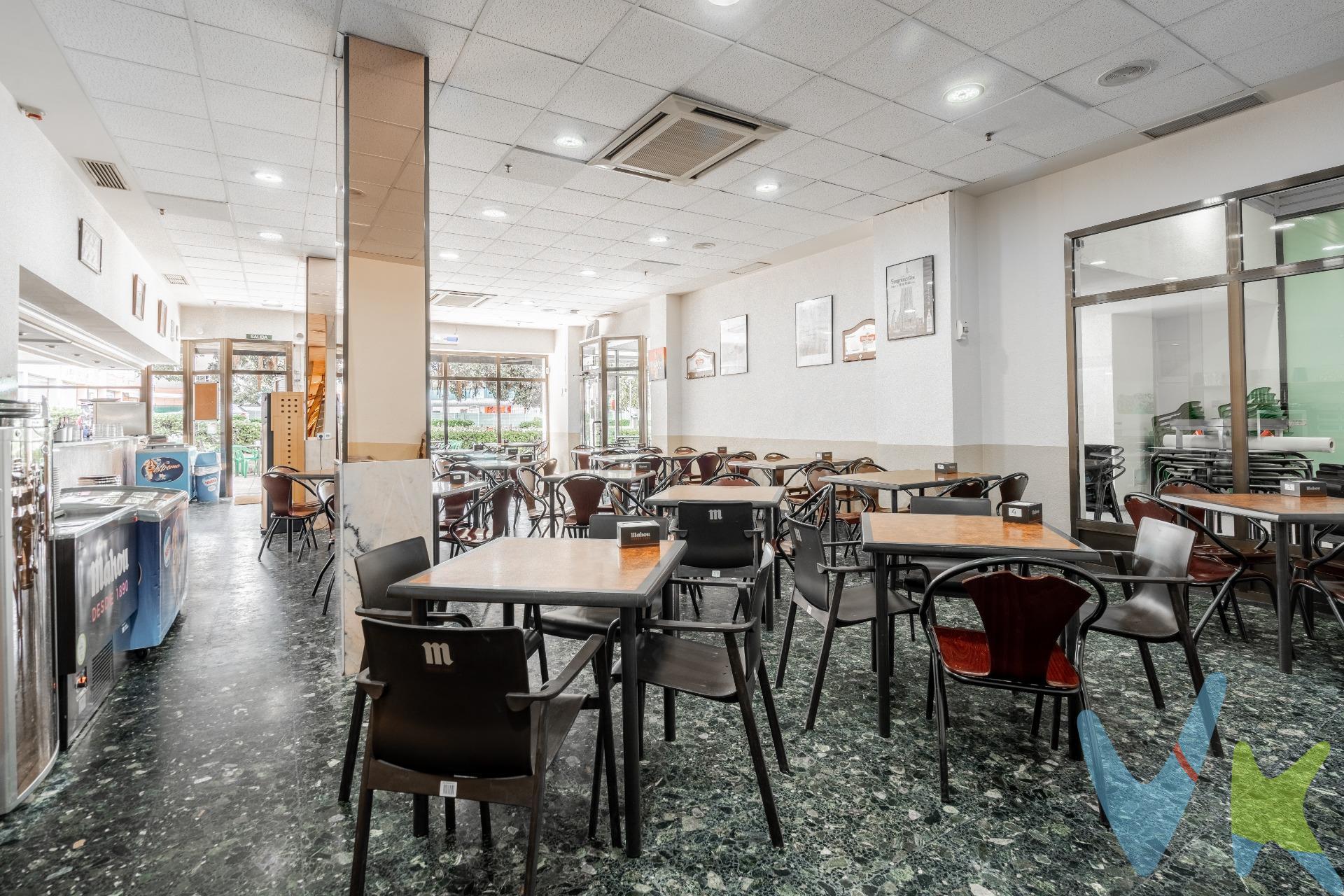 Si estás buscando una cafetería en un lugar de mucha afluencia, ¡tengo la perfecta para ti! Se trata de una cafetería en el centro comercial Las Americas, que cuenta con más de 100 mesas entre salón y terrazas. Además,  está lleno todos los días y completo los fines de semana con una alta facturación. Lo mejor de todo es que se vende totalmente equipada, incluyendo la licencia y la razón social si la necesitan. Y para hacerla aún más atractiva, su terraza exterior da a un parque con árboles donde los niños pueden jugar mintras sus papas se pueden relajar. ¿Qué te parece?.  ¡No pierdas la oportunidad de garantizar tu exito empresarial!. ............................................................................................... Por mandato expreso del propietario, comercializamos este inmueble en exclusiva, lo que le garantiza el acceso a toda la información, a un servicio de calidad, un trato fácil, sencillo y sin interferencias de terceros. Por este motivo, se ruega no molestar al propietario, a los ocupantes de la propiedad o a los vecinos. Muchas gracias por su comprensión. Si usted es agente inmobiliario y tiene un cliente para este inmueble, llámenos: estaremos encantados de colaborar.