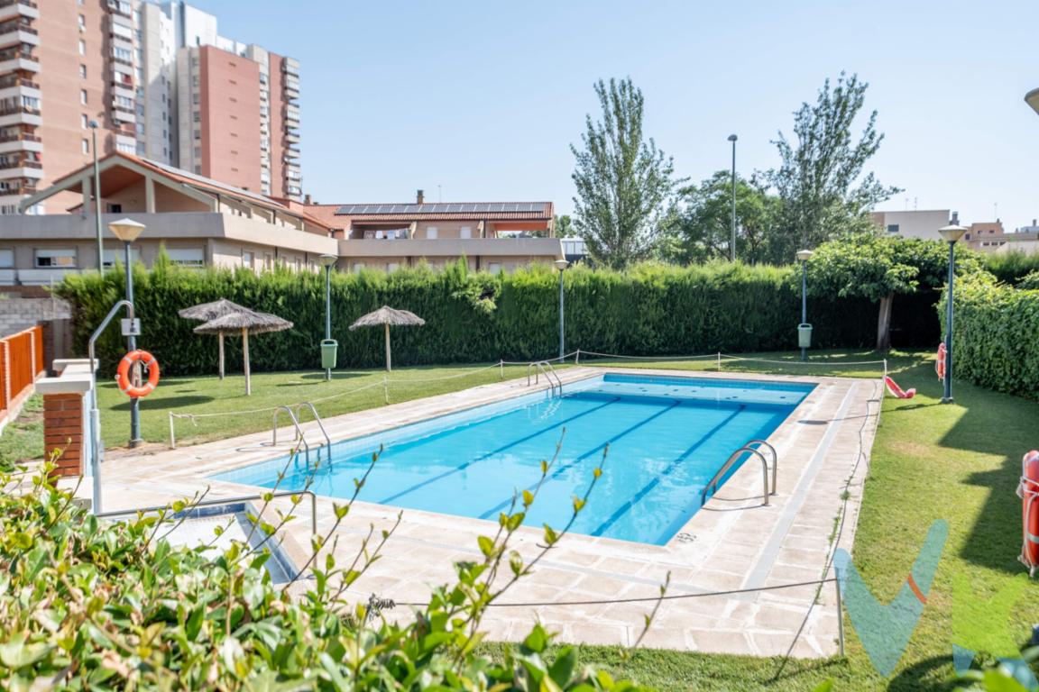 Espacio y exclusividad en este Adosado de Urbanización Las Adelfas, Ruiseñores. Imagina despertar a un paso del  Parque José Antonio Labordeta, en la zona más cotizada y señorial de Zaragoza, disfrutando de la independencia que siempre has querido para tu familia. Este espectacular  unifamiliar adosado combina la privacidad de una vivienda independiente con los servicios de un club privado. Espacio, luz y versatilidad en 4 amplias plantas . Diseñada para adaptarse al ritmo de tu día a día, la propiedad destaca por su distribución inteligente y sus estancias llenas de posibilidades:. - Bodega de estilo aragonés: Totalmente acondicionada y llena de carácter. Aquí se celebrarán los mejores cumpleaños, cenas con amigos y reuniones familiares alrededor de una buena mesa. - Jardín privado exterior . Actualmente embaldosado para ofrecerte la máxima comodidad y un mantenimiento cero. Es el lienzo en blanco ideal para tus cenas de verano, barbacoas o para crear un oasis de plantas. - Buhardilla :  Un espacio totalmente acondicionado, con luz natural y con un práctico aseo. El rincón perfecto para tu estudio de teletrabajo, zona de juegos o un dormitorio principal exclusivo. - Comodidad total:  Incluye 2 plazas de garaje  con acceso directo, para que olvidarte del coche sea una realidad desde el primer día. Un oasis urbano con todo lo que necesitas  para tener un estilo de vida activo y saludable sin salir de casa. La comunidad ofrece unas instalaciones comunes inigualables:. * Piscina comunitaria . * Pistas de  tenis y squash  para liberar adrenalina. *  Gimnasio  totalmente equipado y. *  Salas de reuniones para eventos vecinales o privados. Si buscas una  casa con piscina en Ruiseñores  que te ofrezca seguridad, estatus y espacio de sobra, esta propiedad es una oportunidad única en el mercado actual.  ¡Tu nuevo hogar te está esperando!. *** Gastos e impuestos no incluidos. A título orientativo, en segundas transmisiones, el comprador abonará: Impuesto sobre Transmisiones Patrimoniales (ITP), tipo general en Aragón al 8% (*). Base de cálculo: mayor valor entre precio de compraventa o valor de referencia catastral. Gastos de Notaría y Registro: Aranceles variables según precio, número de copias y complejidad; cálculo según tarifas normativas. Si se precisa hipoteca: Tasación, condiciones y costes bancarios según entidad elegida por el comprador; así como gastos de gestoría y cualesquiera otros inherentes a la compraventa. No se incluyen otros gastos o tributos que puedan por Ley corresponder al comprador. Operación sujeta a doble mediación. Existen honorarios a cargo del comprador, salvo pacto en contrario, no incluidos en PVP. El consumidor conforme a la normativa vigente podrá solicitar información y documentación adicional relativa al inmueble, sus características, condiciones de la operación y del servicio de mediación en la oficina y/o a través de nuestro teléfono de contacto o mail. La agencia actúa exclusivamente como intermediaria en la compraventa, cuyas condiciones, en todo caso, estarán sujetas a la aceptación expresa del vendedor del inmueble y posterior formalización del contrato. La información suministrada se corresponde con la disponible a la fecha de publicación, pudiendo variar en función de las circunstancias o actualizaciones legales, contractuales y fiscales. Anuncio de carácter meramente informativo. Para una información exhaustiva sobre el funcionamiento, tipos impositivos y bonificaciones del ITP en Aragón, puede consultar el portal oficial de la Agencia Tributaria Autonómica. Tarifas notariales y registrales reguladas en el Anexo I del Real Decreto 1426/1989 y Anexo I del Real Decreto 1427/1989, respectivamente. Anuncio no vinculante, puede contener errores.